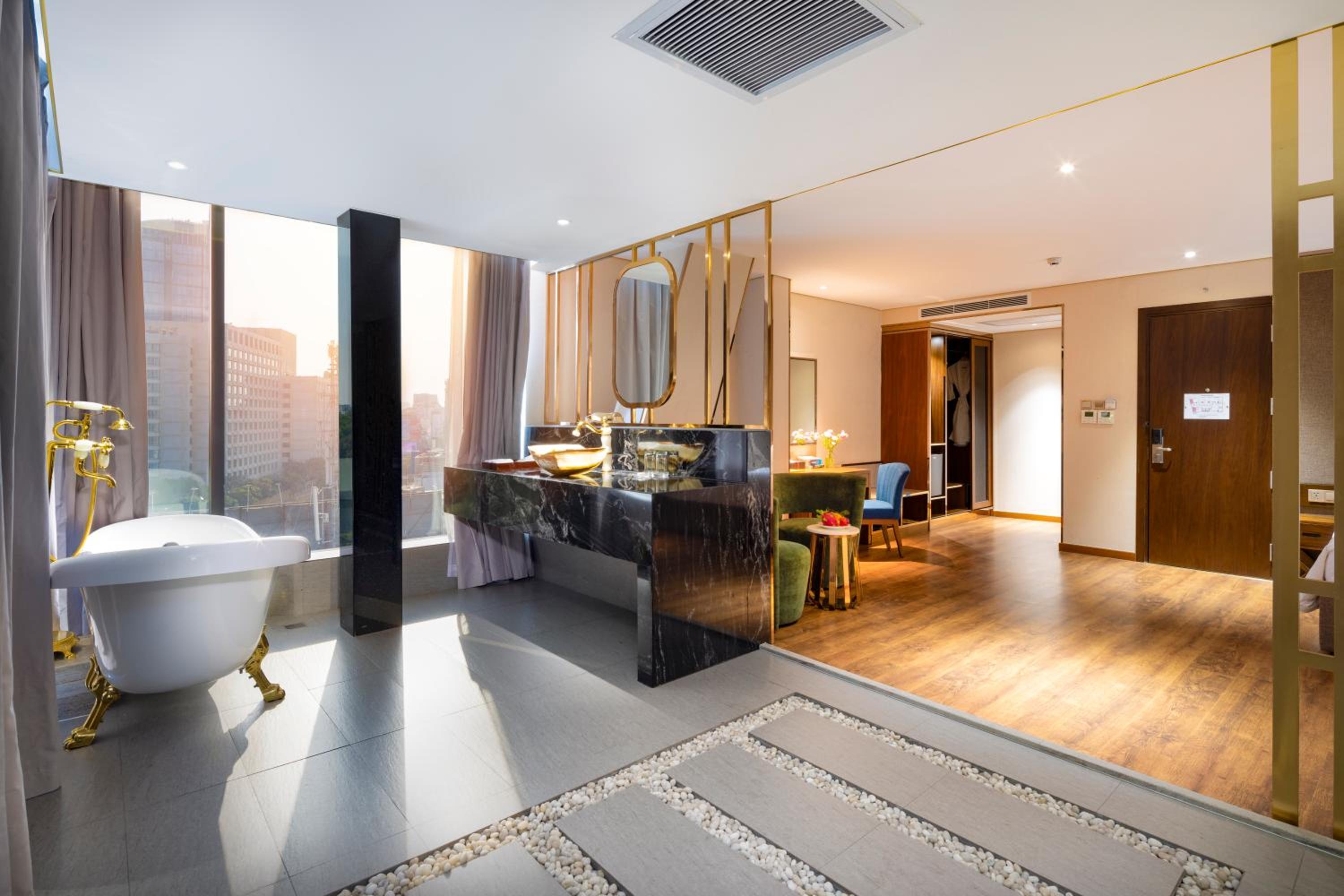 Winsuites Sai Gon Hotel 75