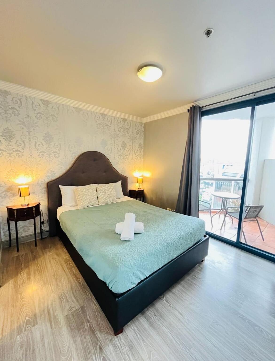 Riverview 2B2B apt in CBD w/parking, pool, gym