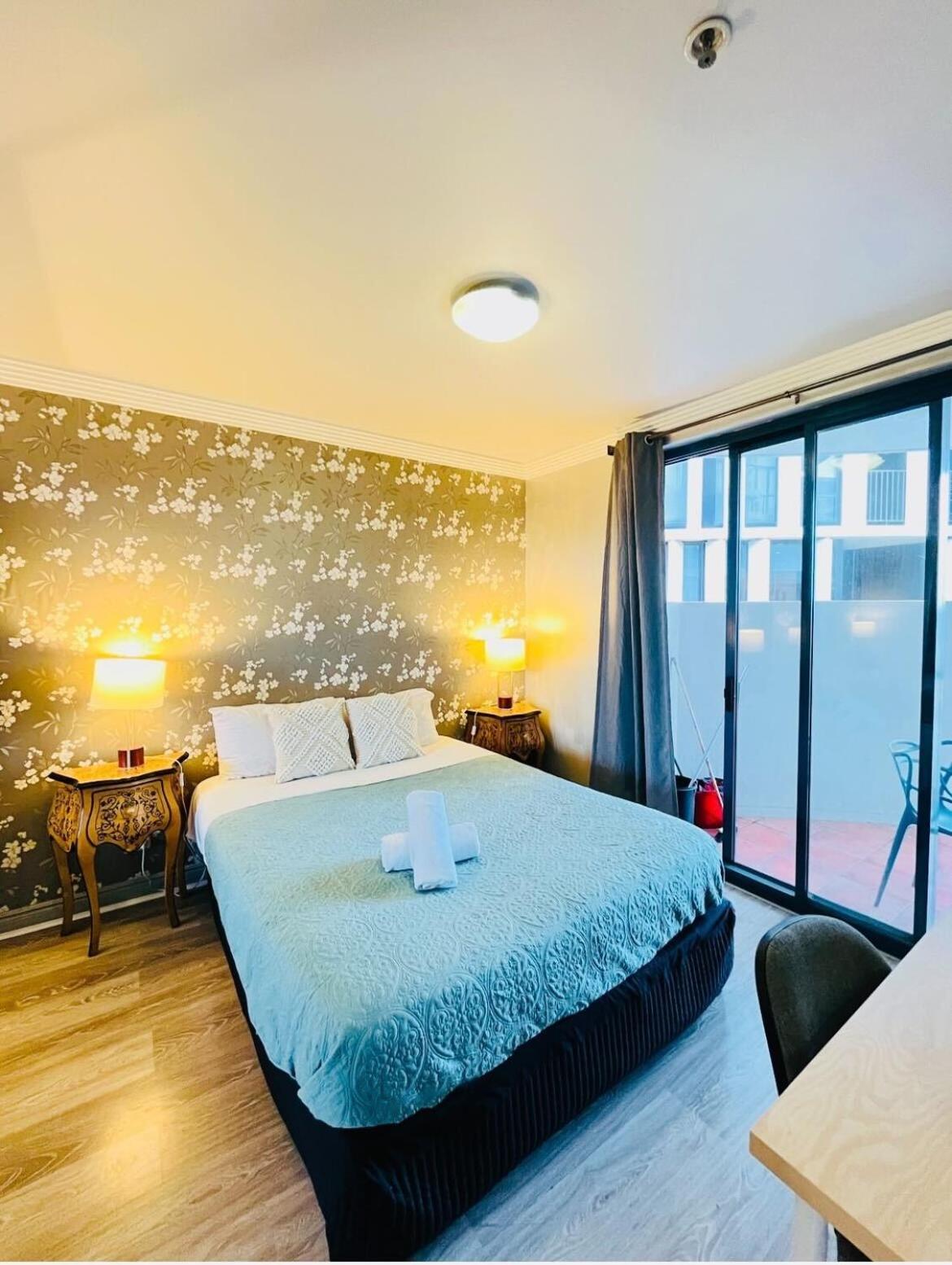 Riverview 2B2B apt in CBD w/parking, pool, gym