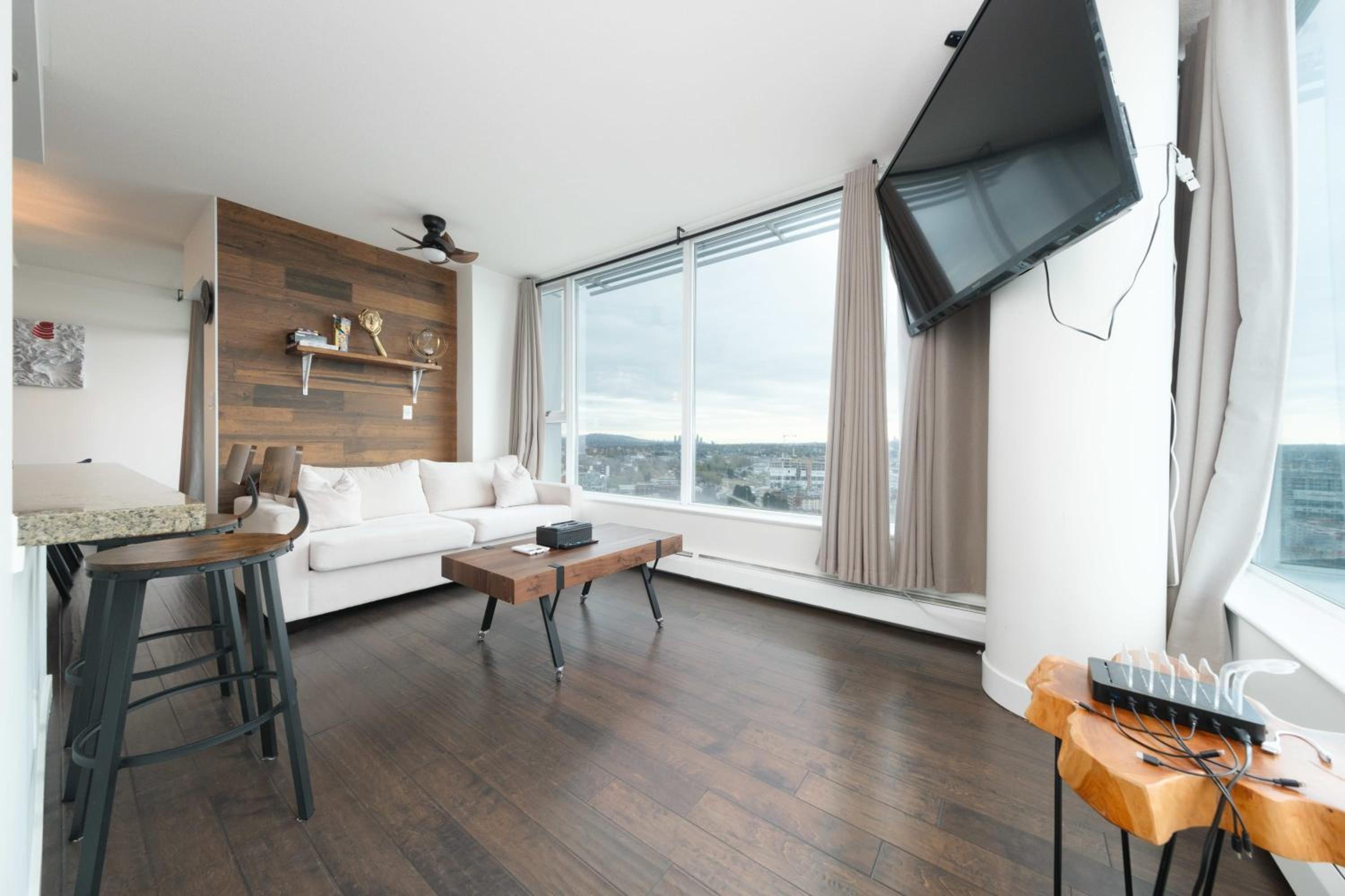 Sub-Penthouse Apartment with Jacuzzi Pool & Sauna