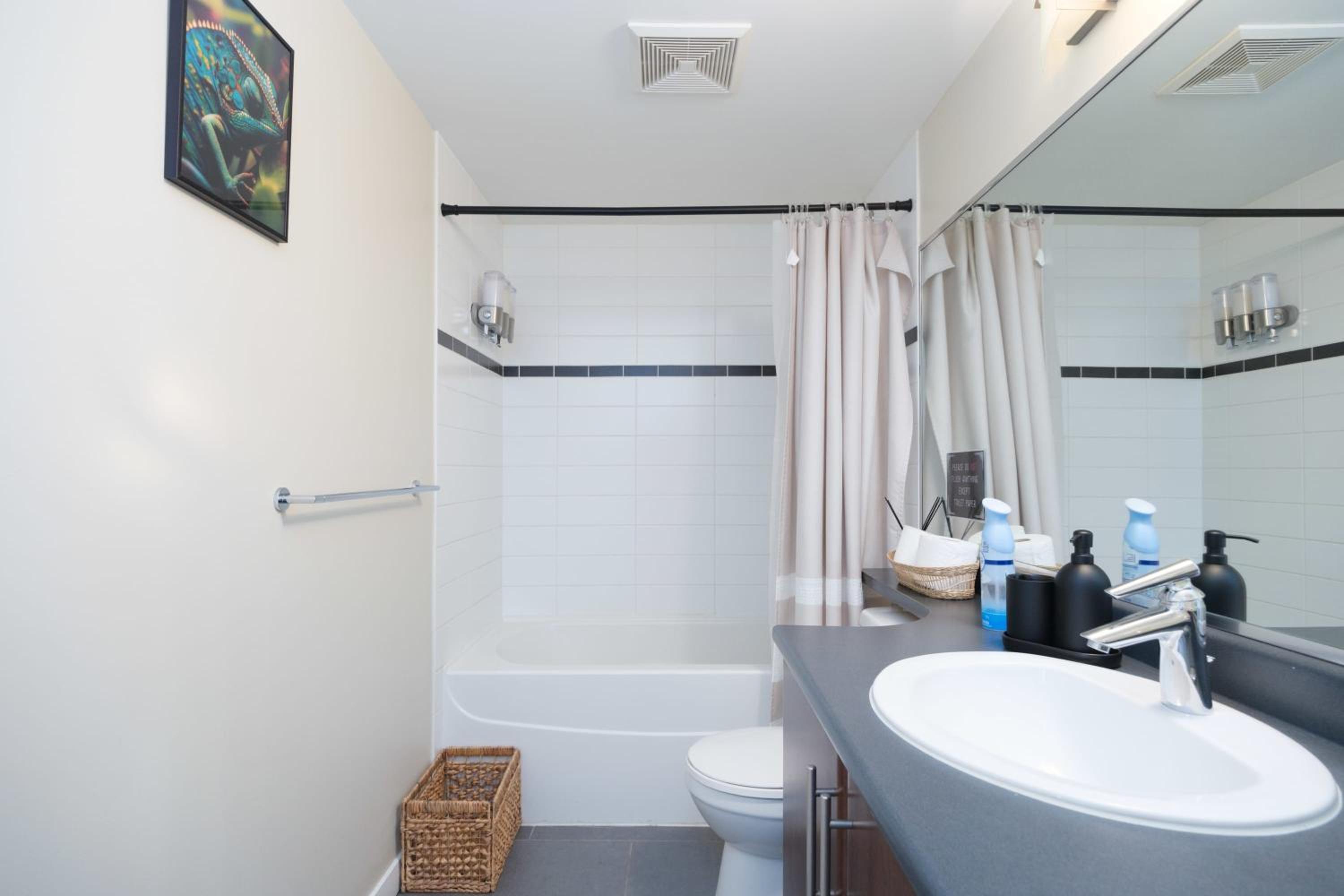 Sub-Penthouse Apartment with Jacuzzi Pool & Sauna