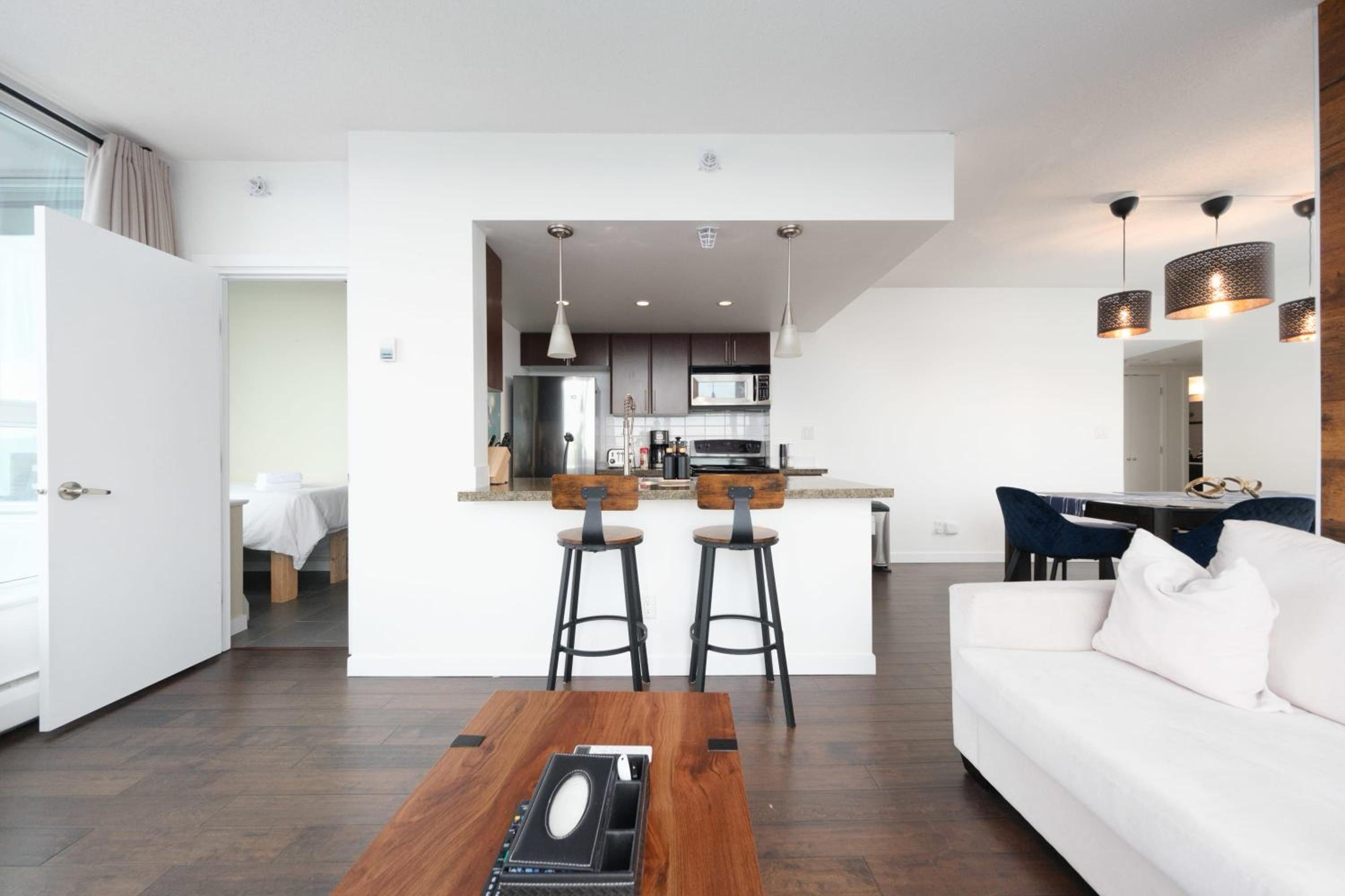 Sub-Penthouse Apartment with Jacuzzi Pool & Sauna
