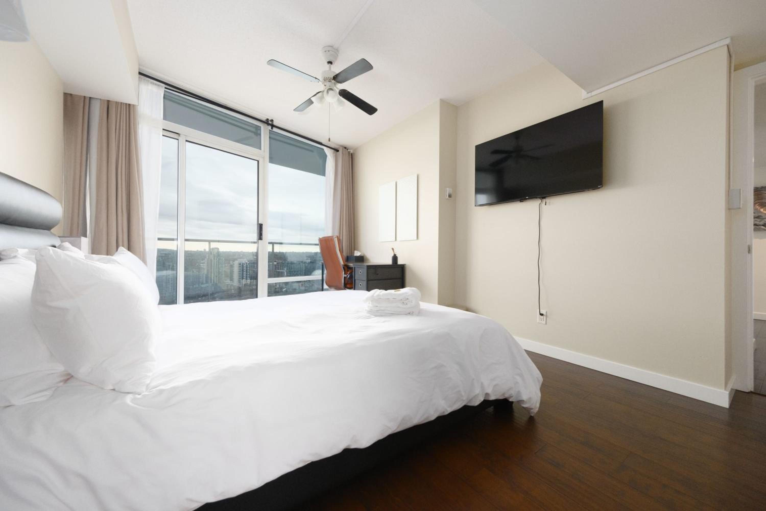 Sub-Penthouse Apartment with Jacuzzi Pool & Sauna