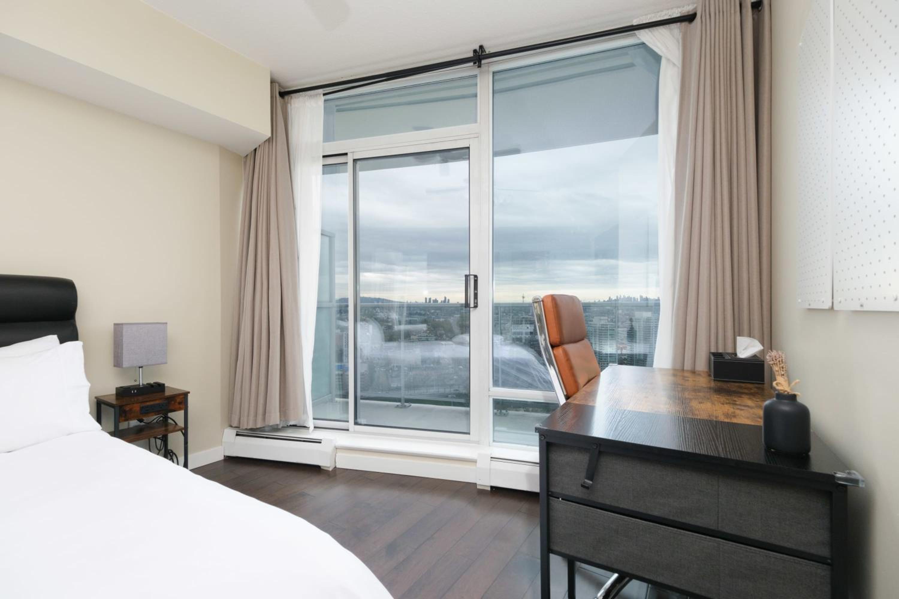Sub-Penthouse Apartment with Jacuzzi Pool & Sauna