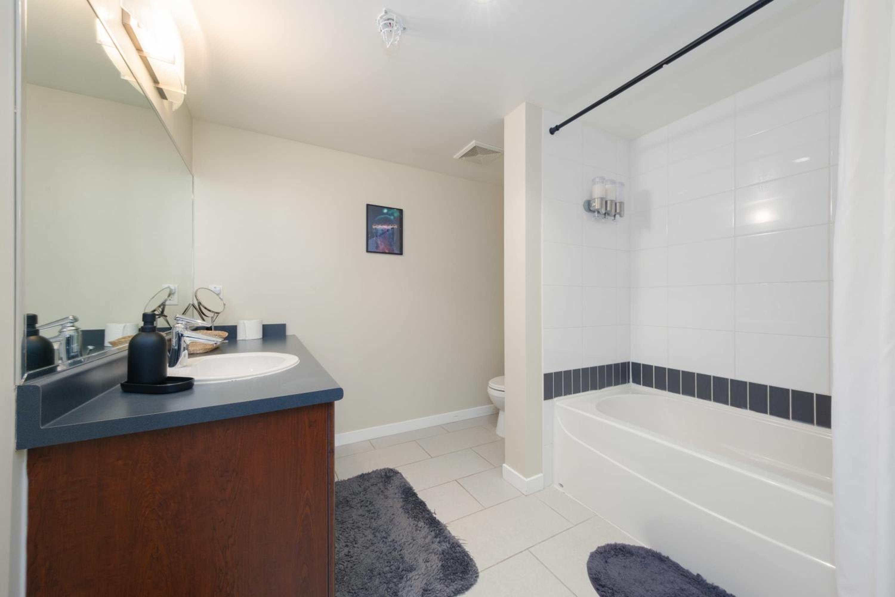 Sub-Penthouse Apartment with Jacuzzi Pool & Sauna