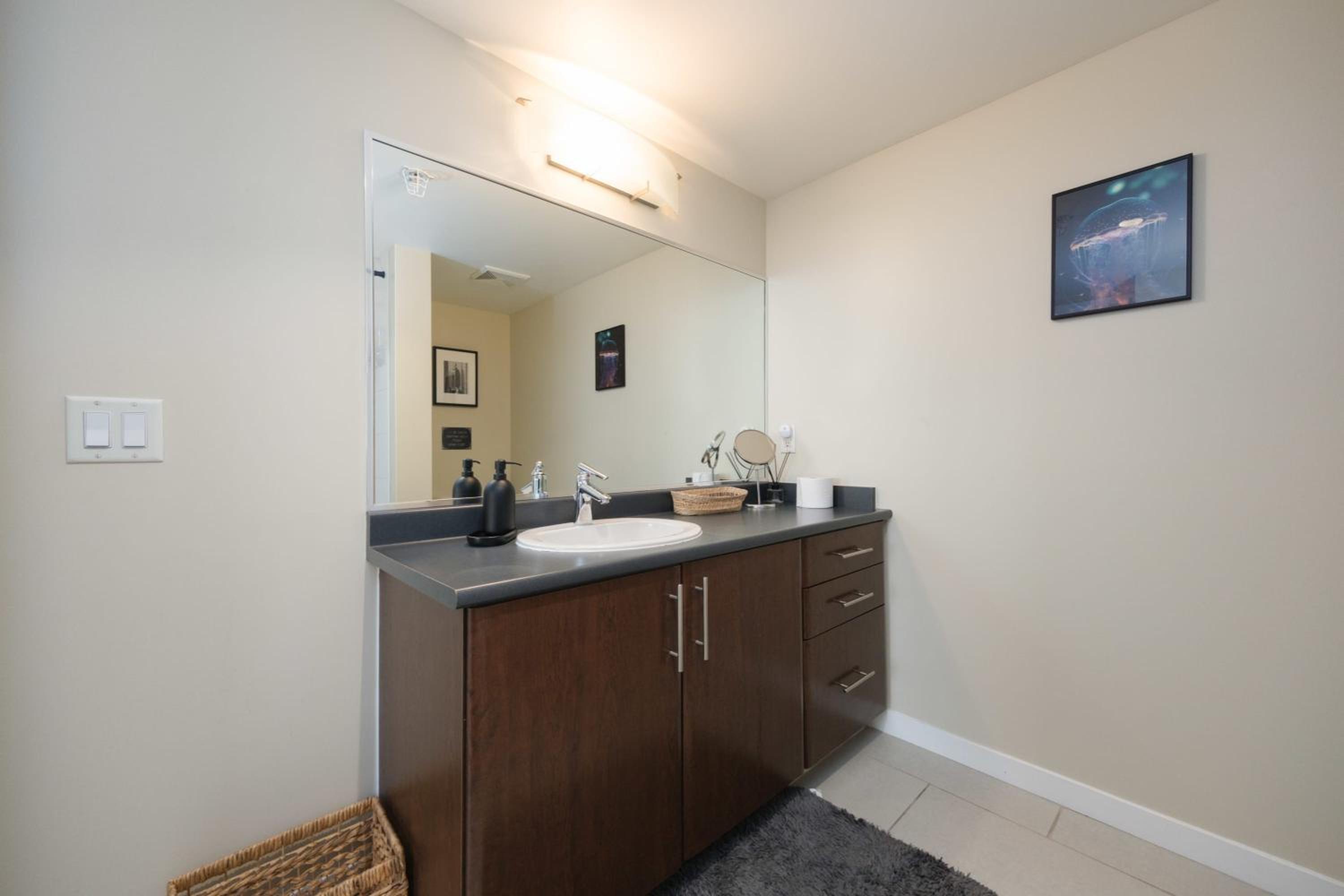 Sub-Penthouse Apartment with Jacuzzi Pool & Sauna