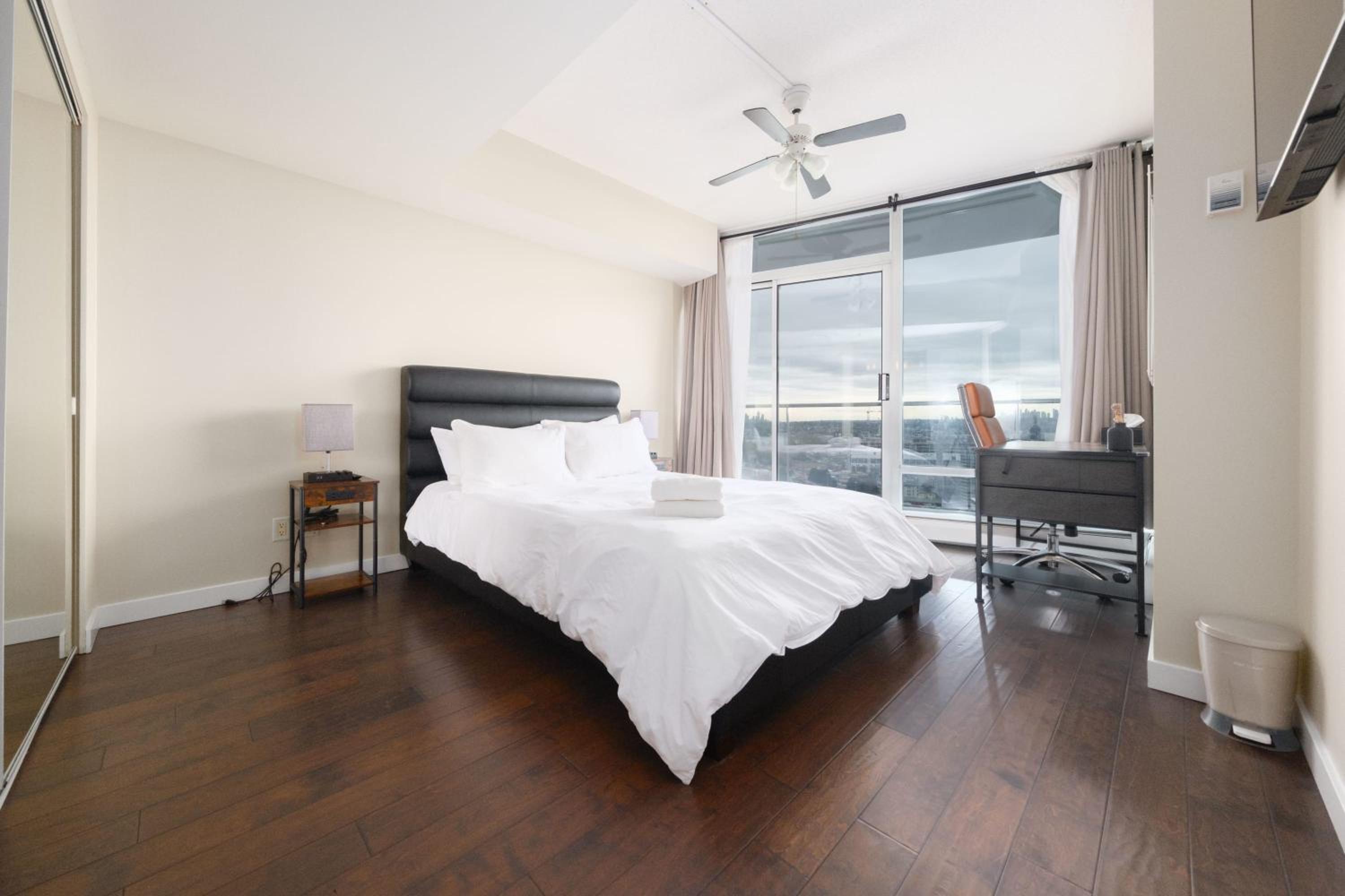 Sub-Penthouse Apartment with Jacuzzi Pool & Sauna