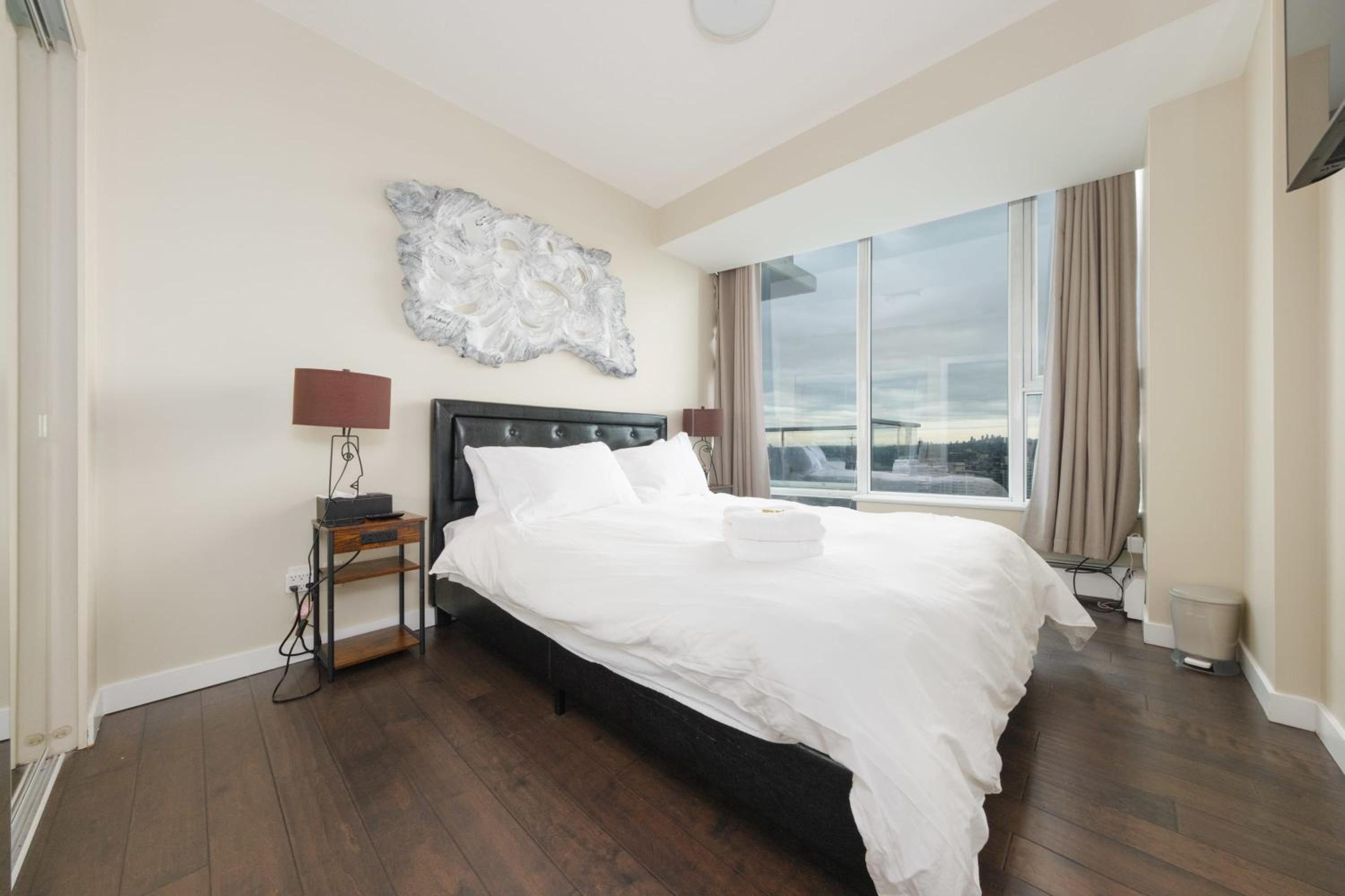 Sub-Penthouse Apartment with Jacuzzi Pool & Sauna