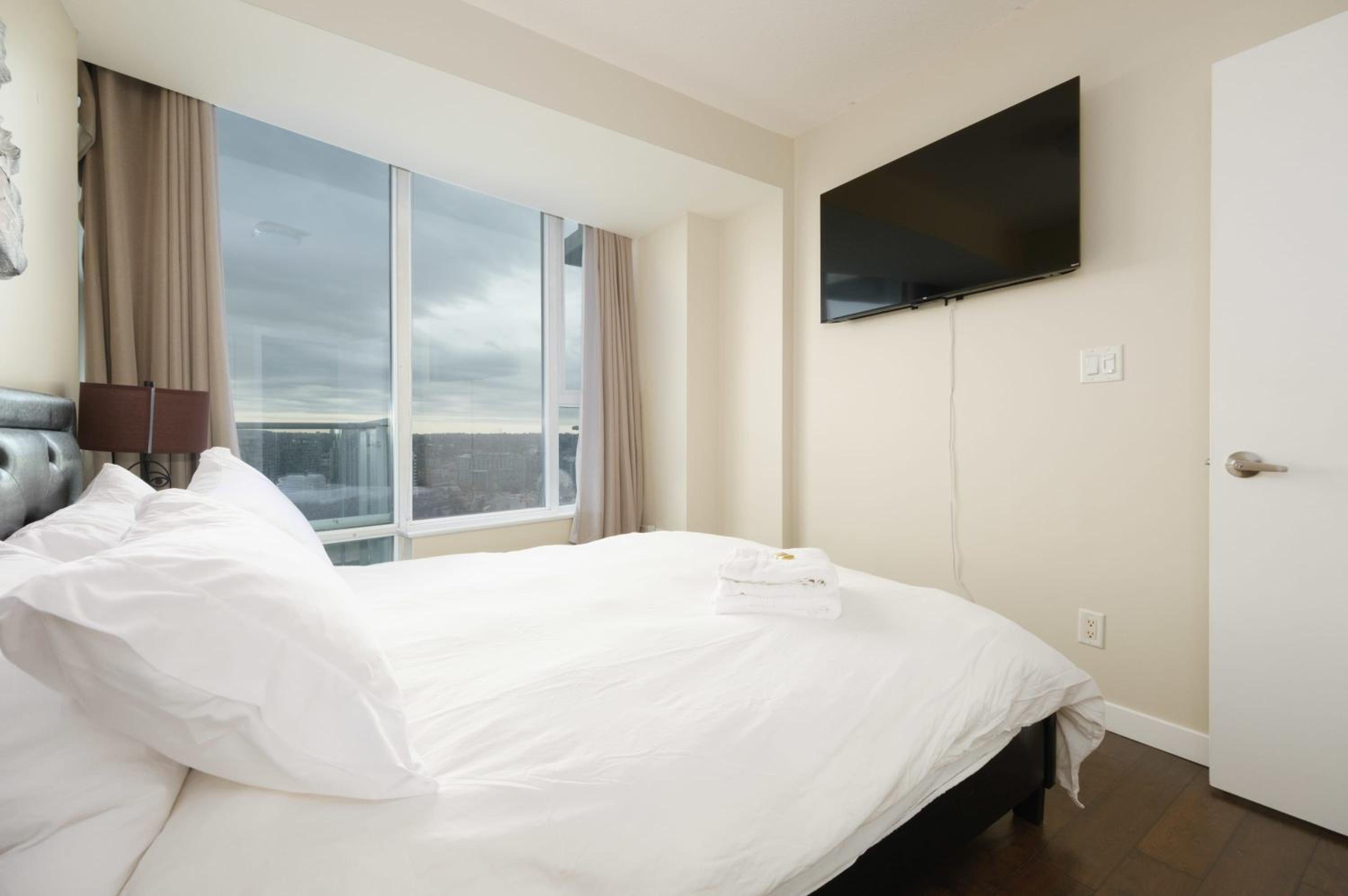 Sub-Penthouse Apartment with Jacuzzi Pool & Sauna