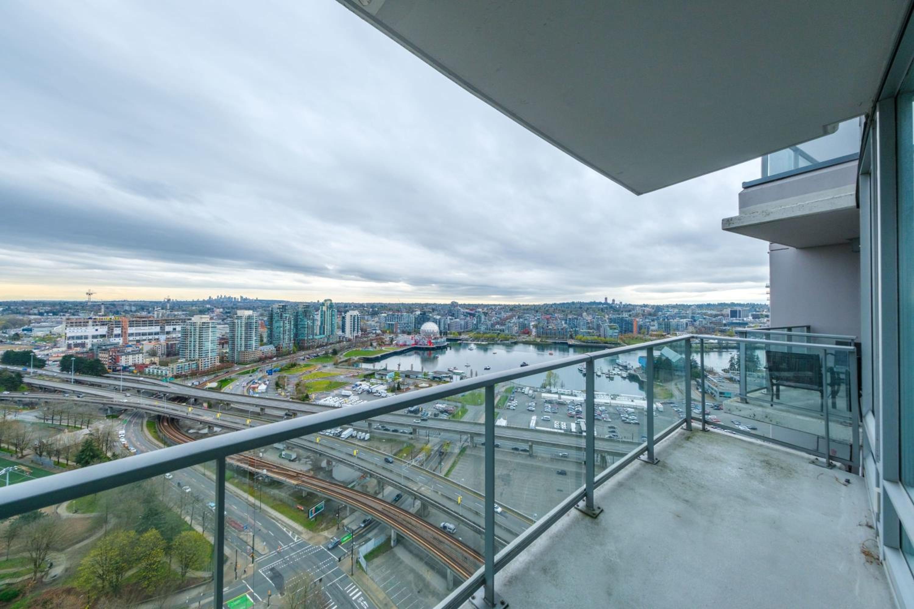 Sub-Penthouse Apartment with Jacuzzi Pool & Sauna