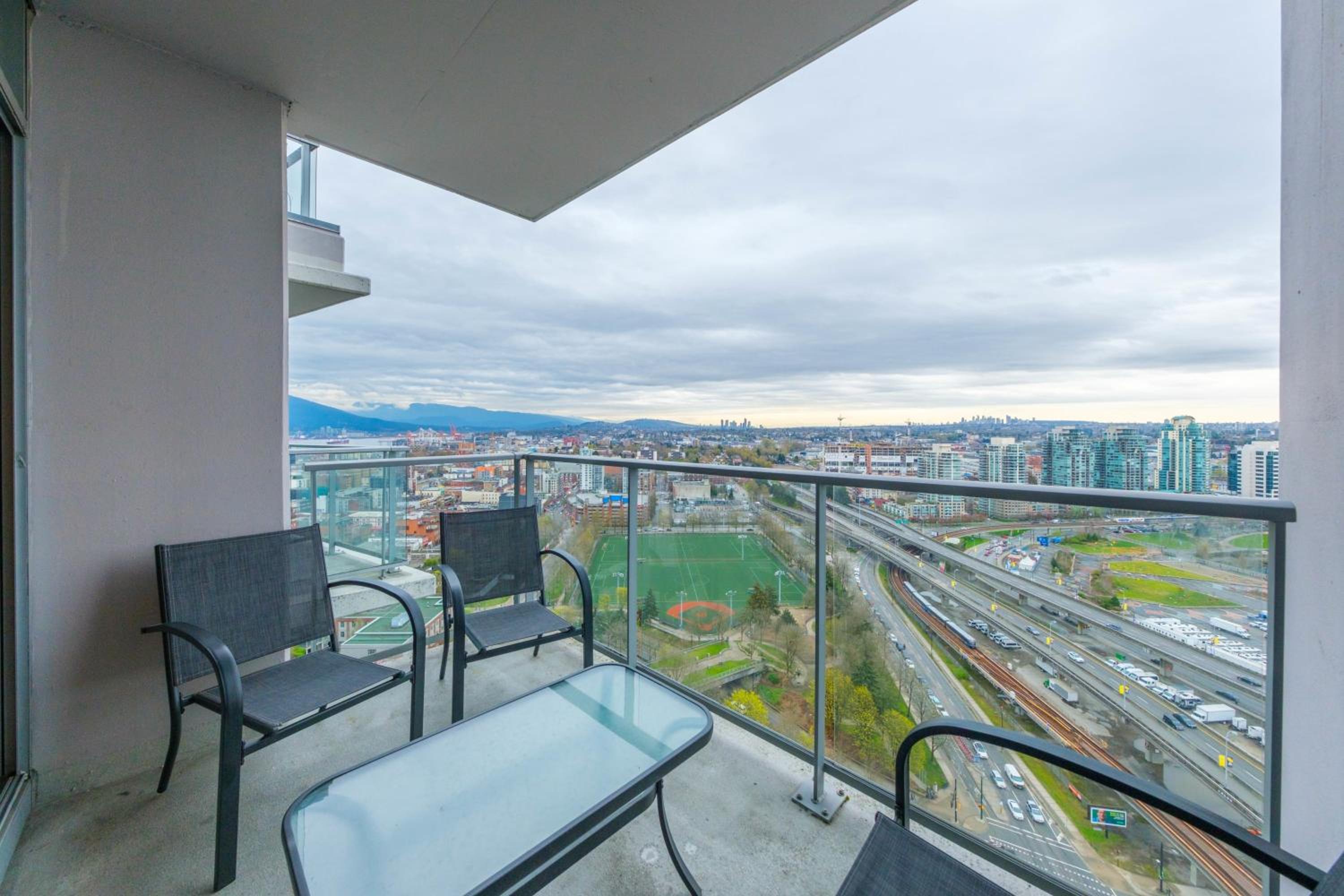 Sub-Penthouse Apartment with Jacuzzi Pool & Sauna