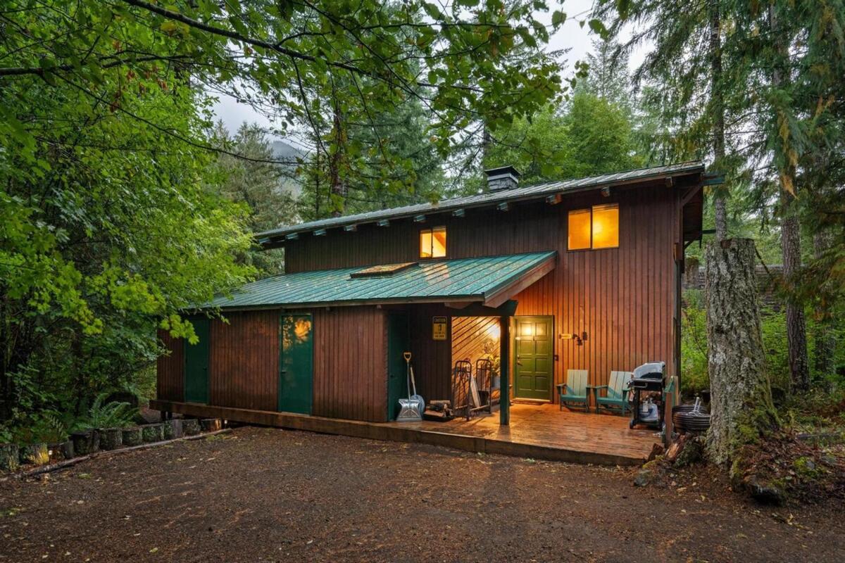 ZigZag Basecamp · Cozy Cabin Perfect for Nature Escapes w/ Hot Tub view 5