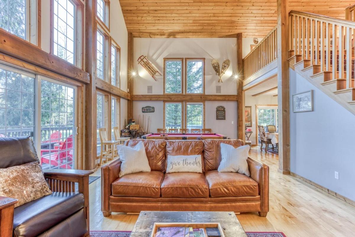 Lazy Bear Lodge · Spacious 6BR Lodge with Chef's Kitchen, Hot Tub, Golf Views and more view 2