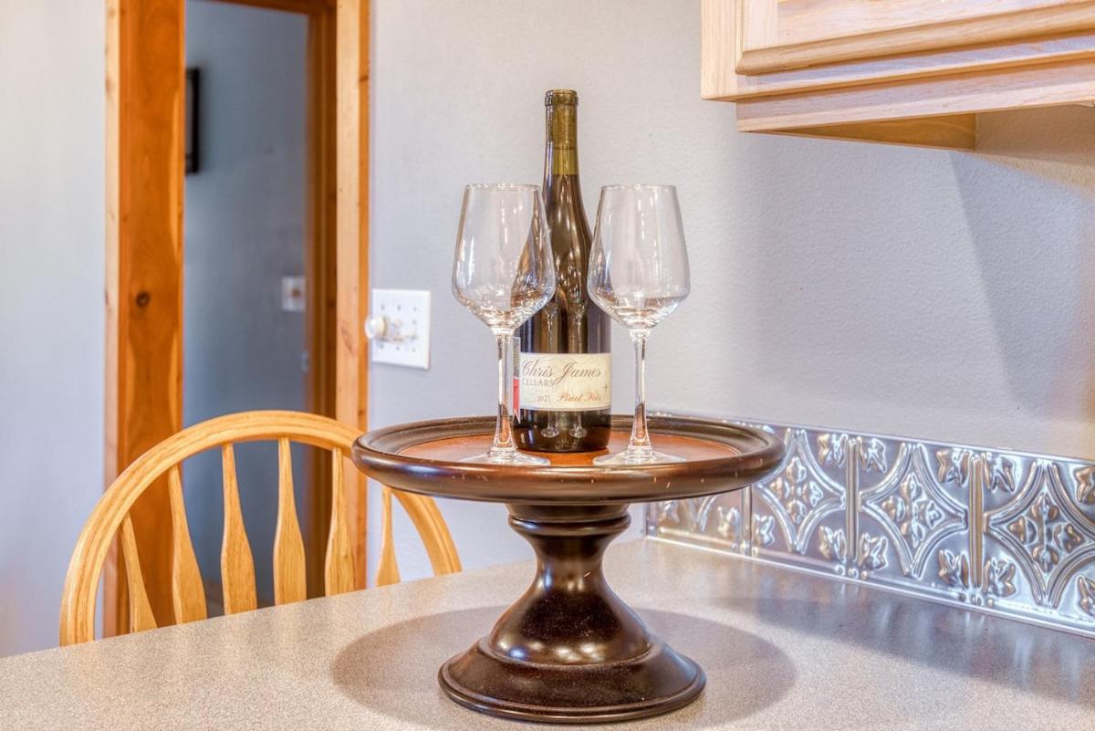 Lazy Bear Lodge · Spacious 6BR Lodge with Chef's Kitchen, Hot Tub, Golf Views and more view 3