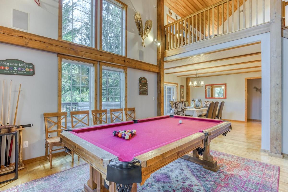Lazy Bear Lodge · Spacious 6BR Lodge with Chef's Kitchen, Hot Tub, Golf Views and more view 4