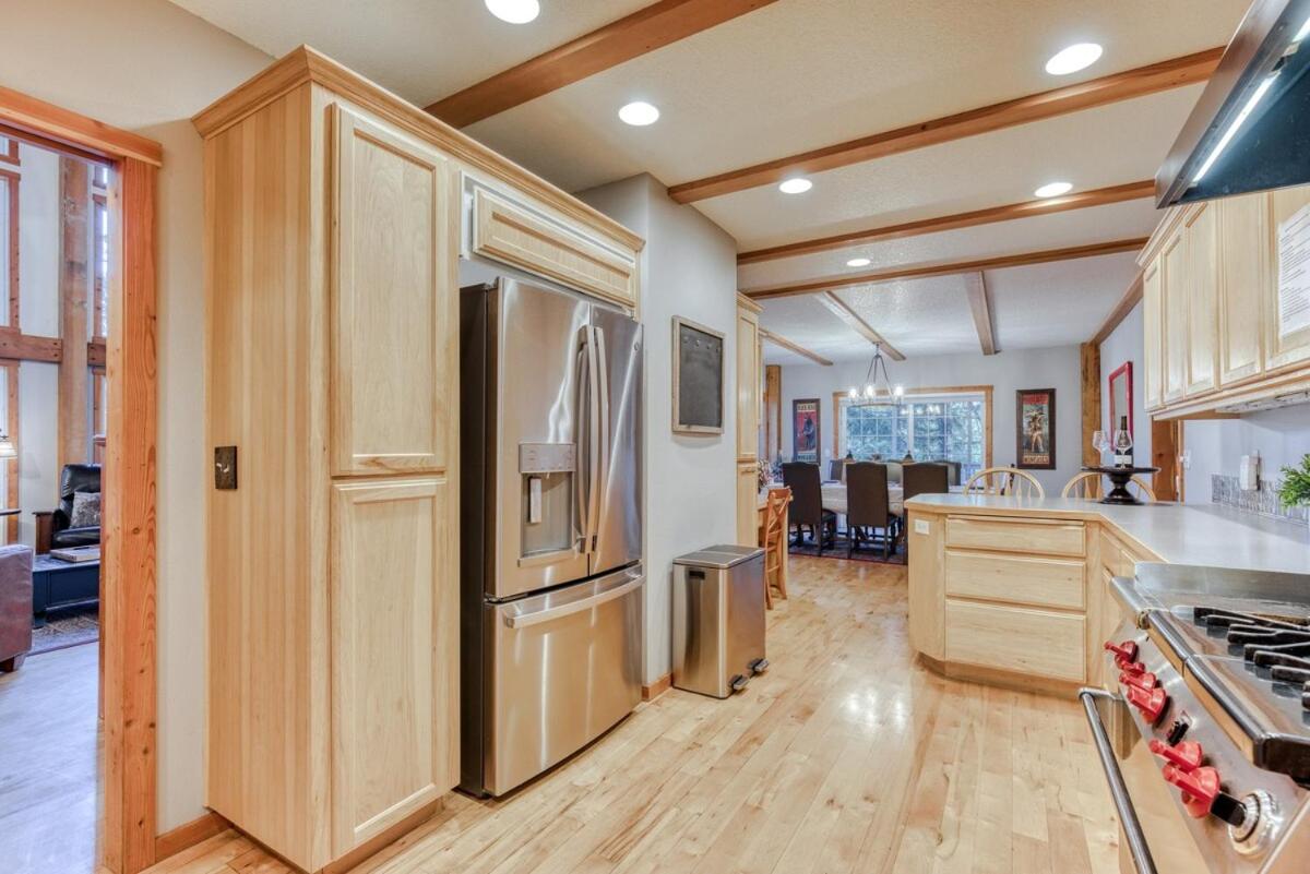 Lazy Bear Lodge · Spacious 6BR Lodge with Chef's Kitchen, Hot Tub, Golf Views and more view 5