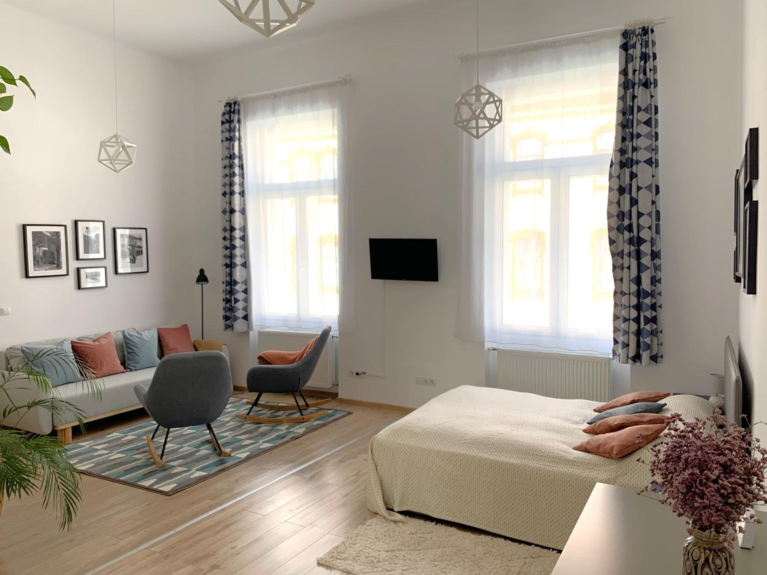 Charming Central Apartments view 3