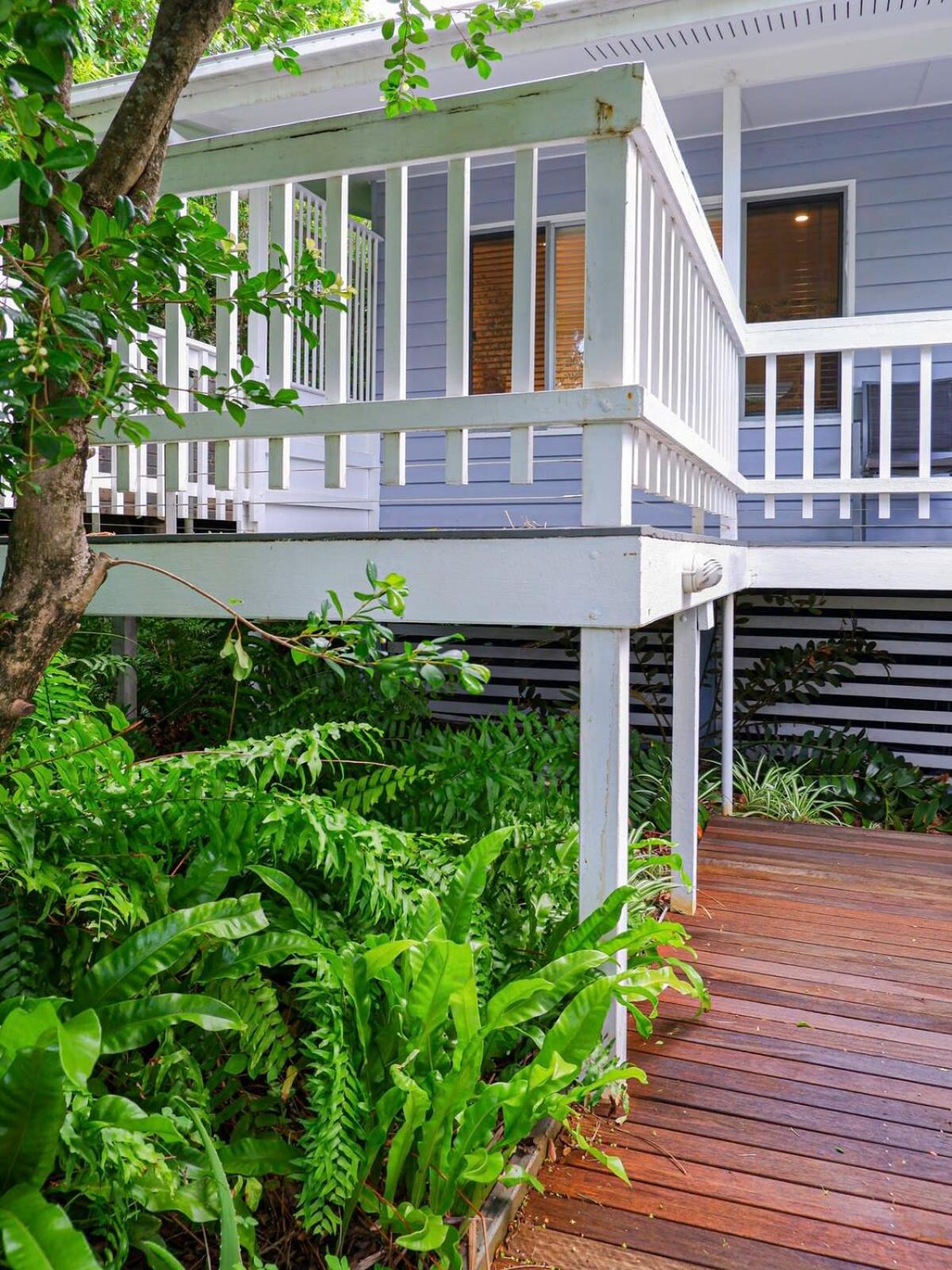 Moffat Beach Gem - Steps to Surf, Trails, Cafes