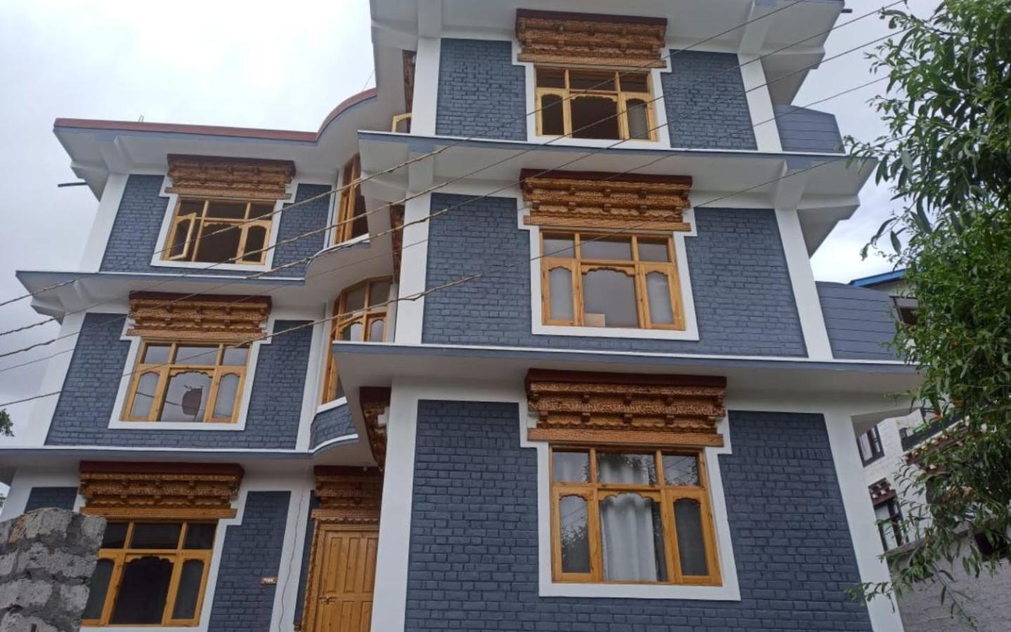 Zomsa Inn by StayApart