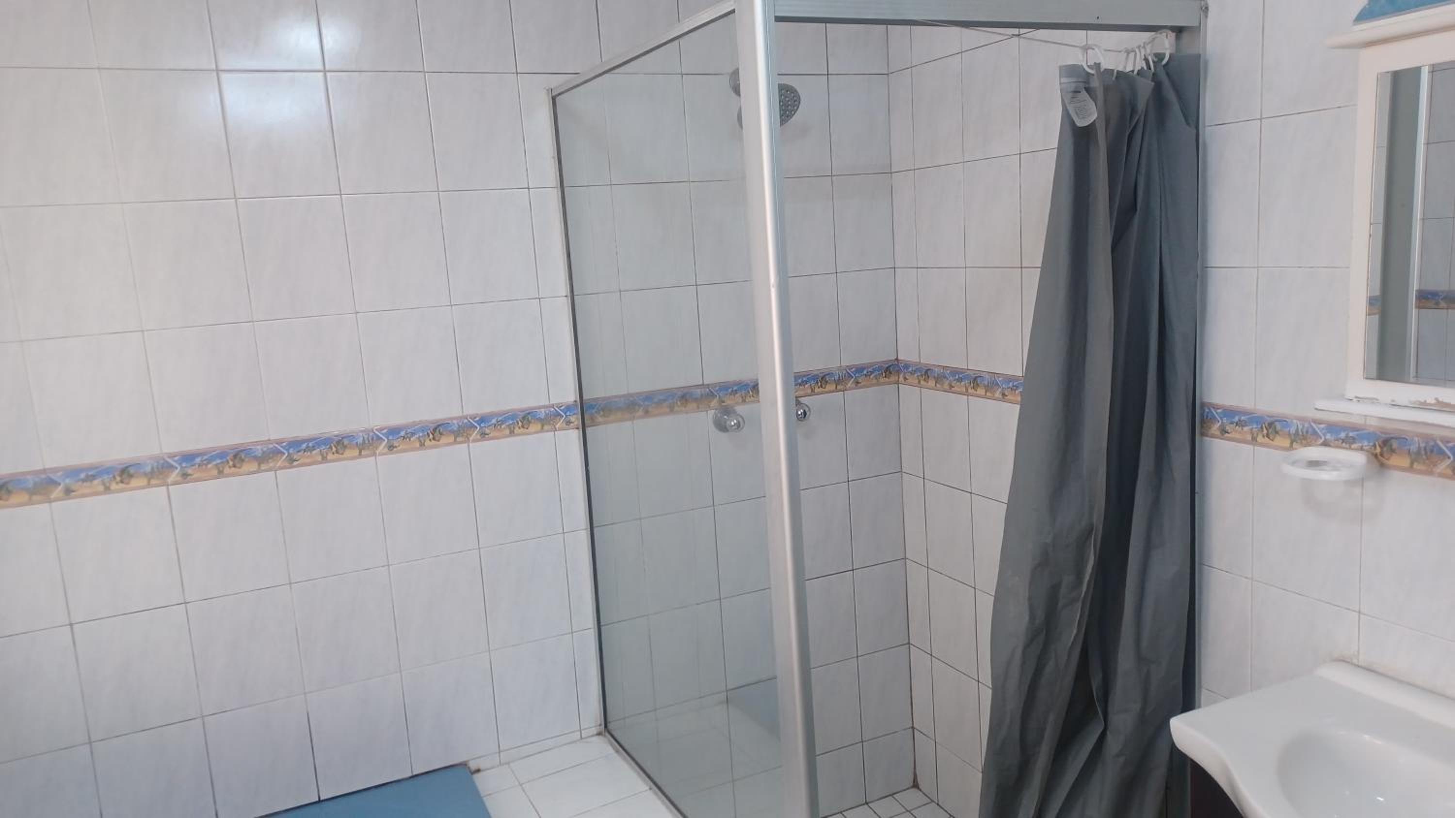 Hotel De'moore Guest House - Image 1