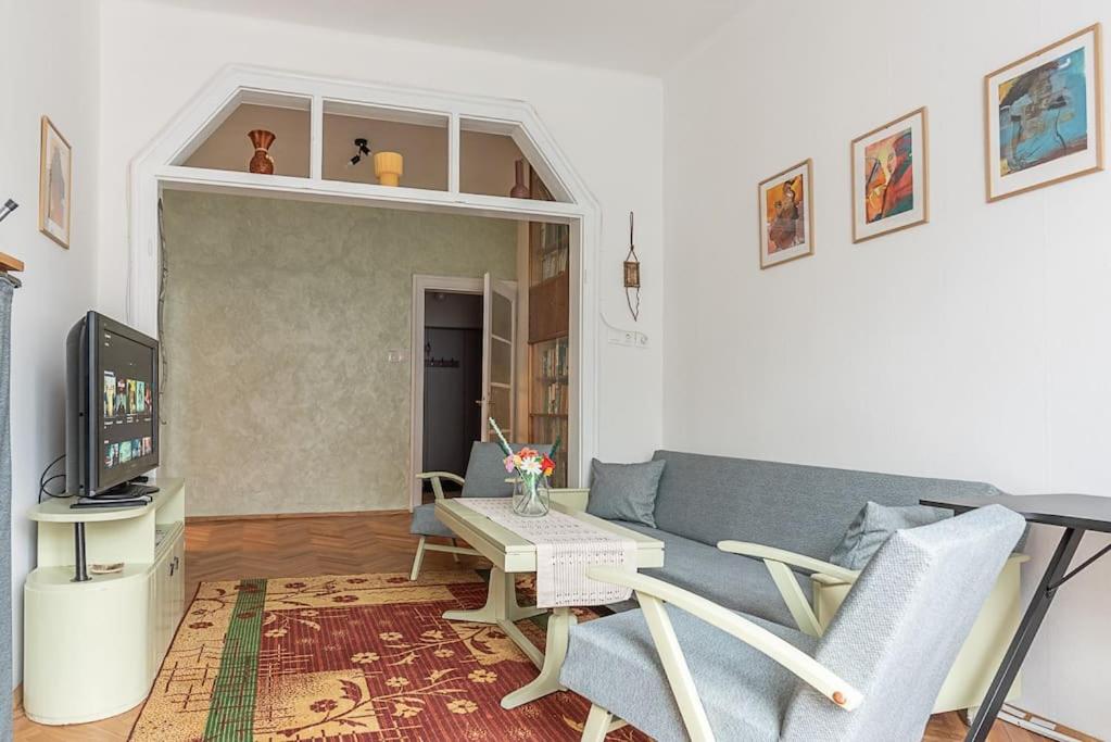 Centrally Located Vintage Flat
