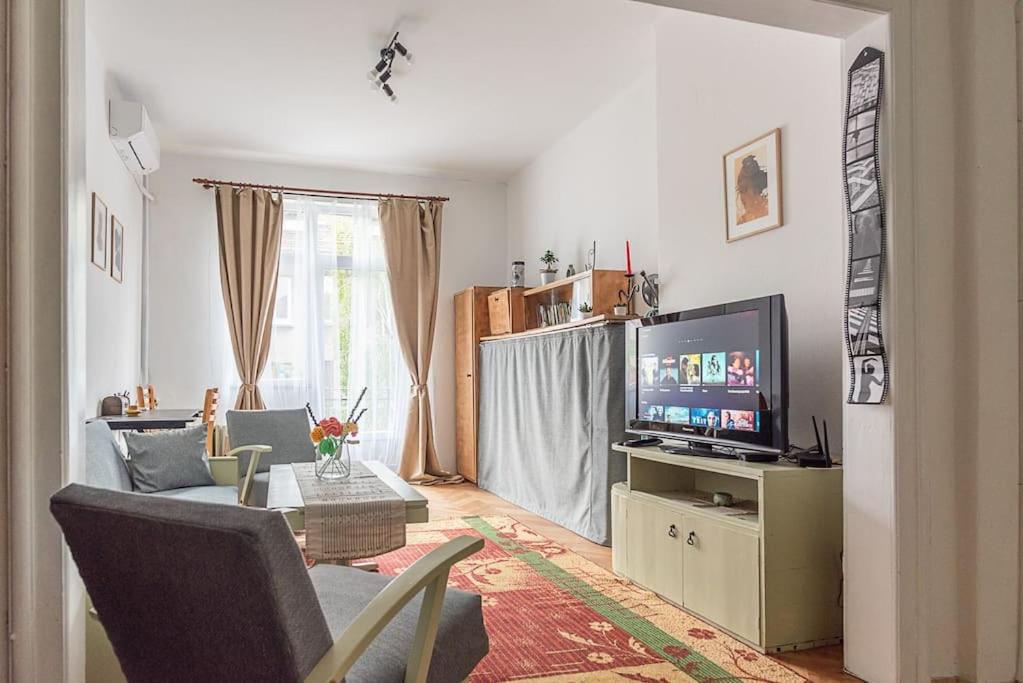 Centrally Located Vintage Flat