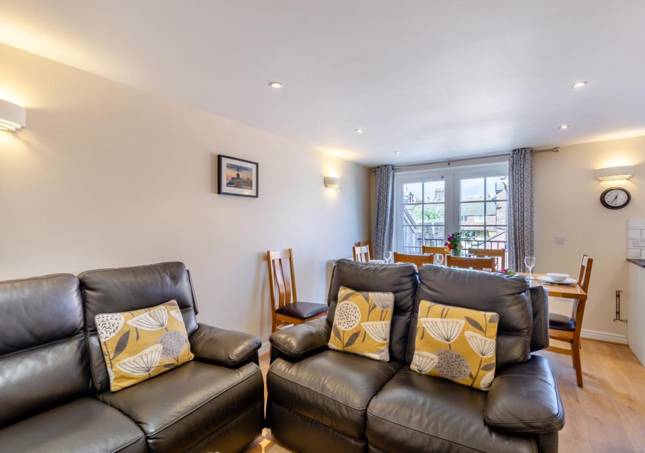 4 Bed in Whitby oc-w089