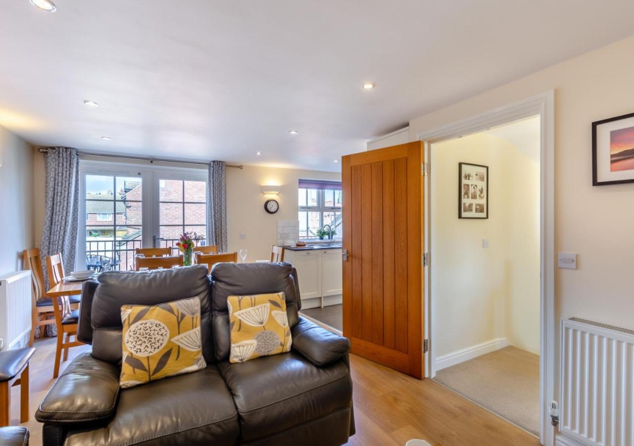 4 Bed in Whitby oc-w089