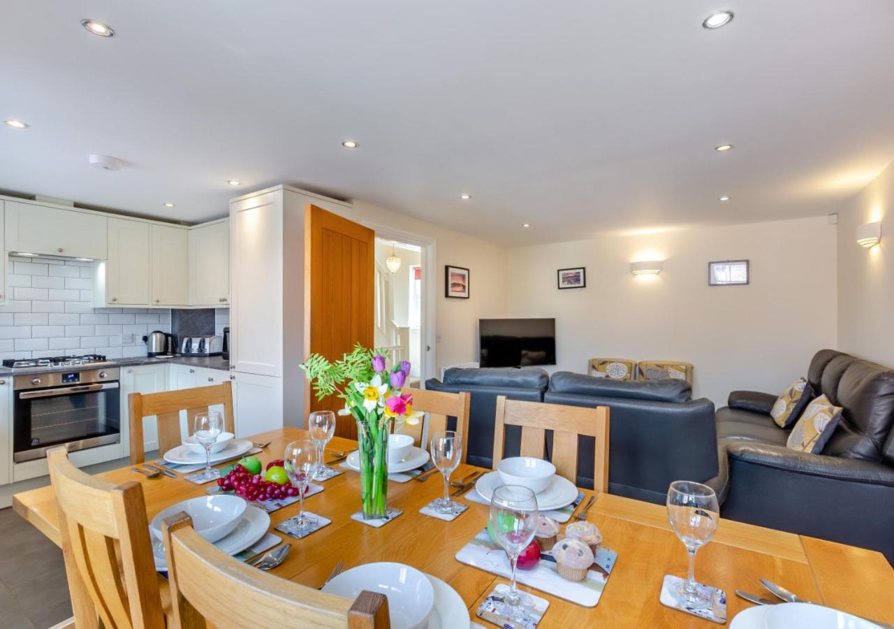 4 Bed in Whitby oc-w089
