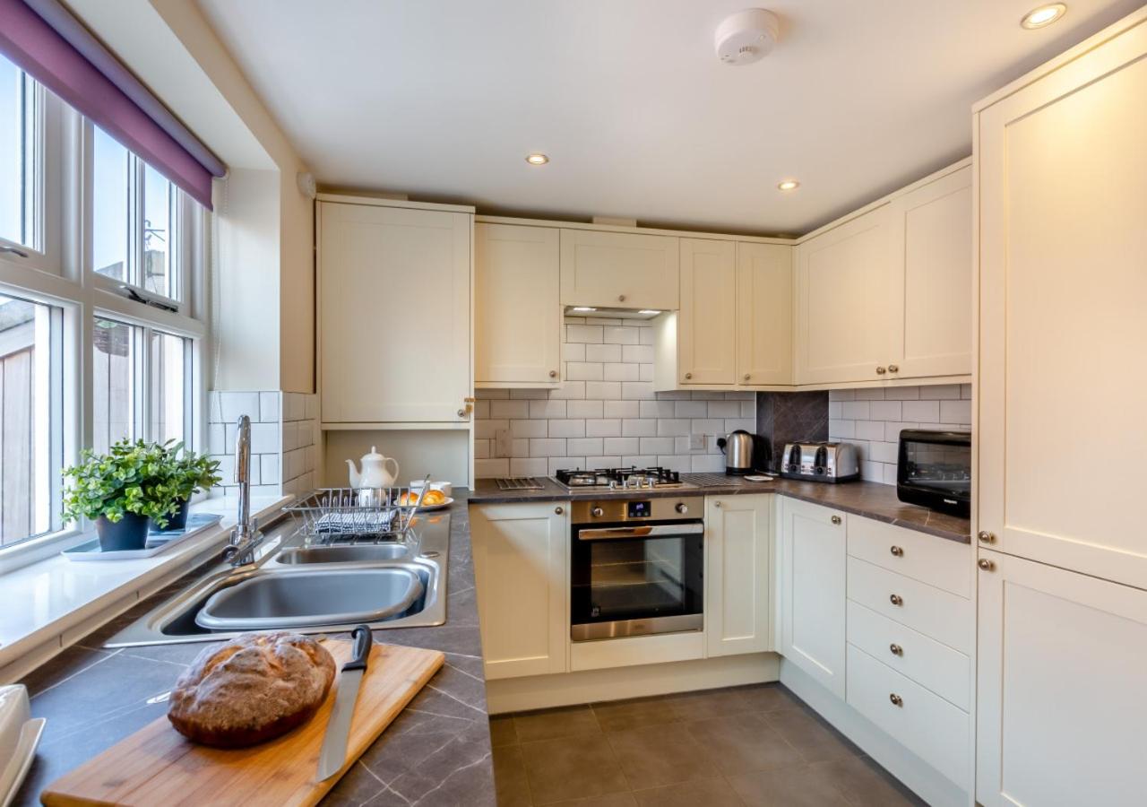 4 Bed in Whitby oc-w089