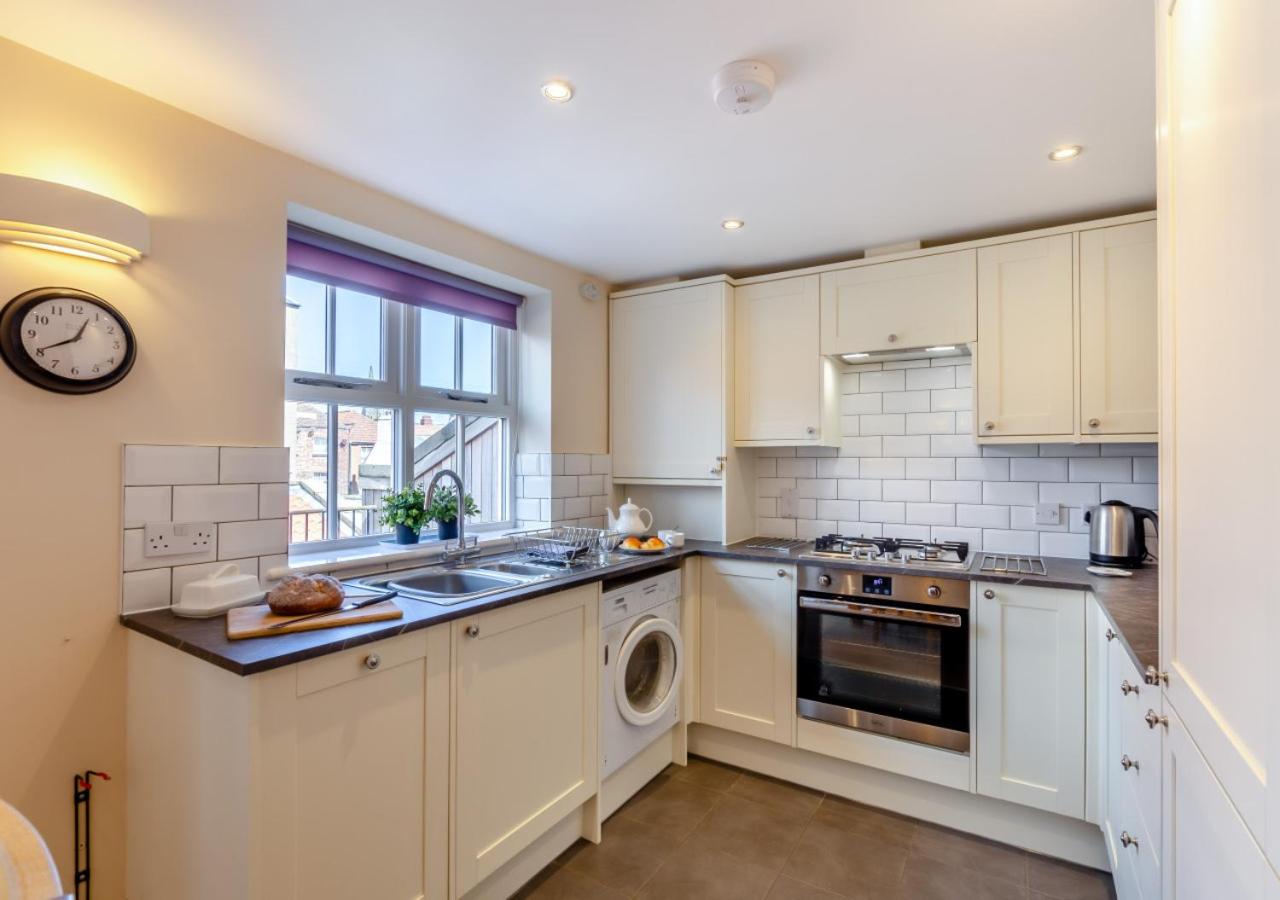 4 Bed in Whitby oc-w089