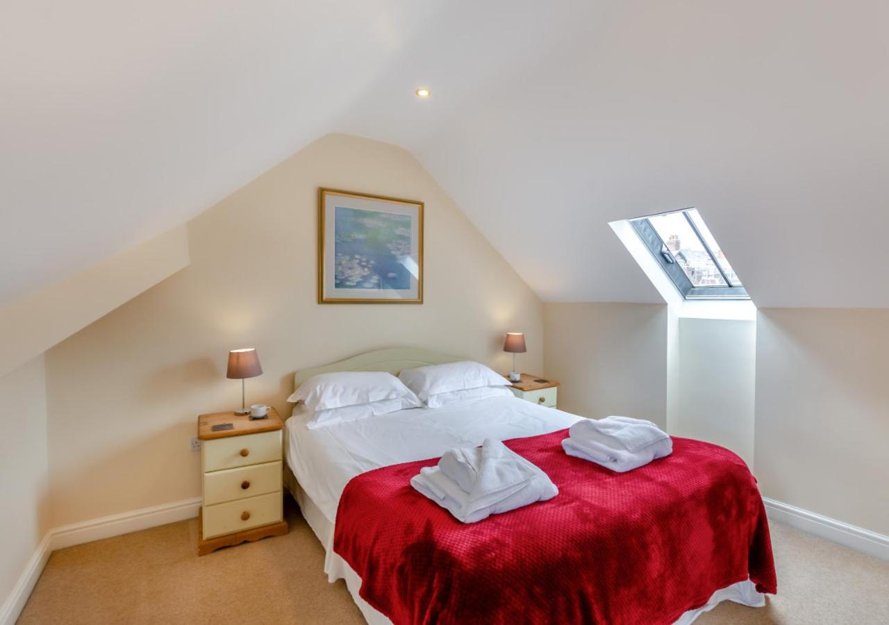 4 Bed in Whitby oc-w089