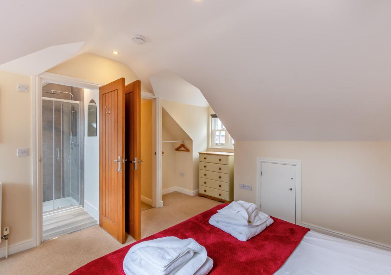 4 Bed in Whitby oc-w089