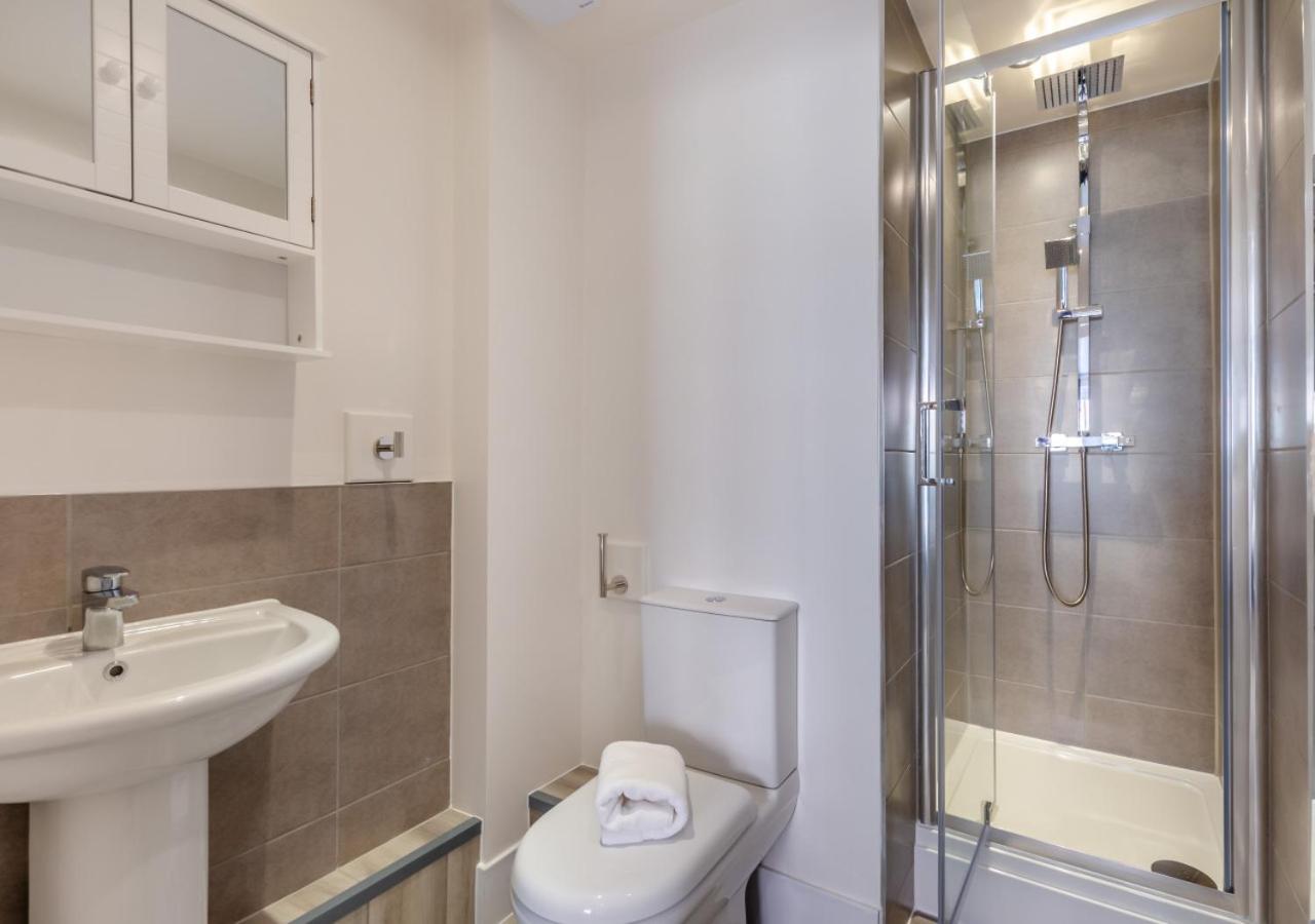 4 Bed in Whitby oc-w089