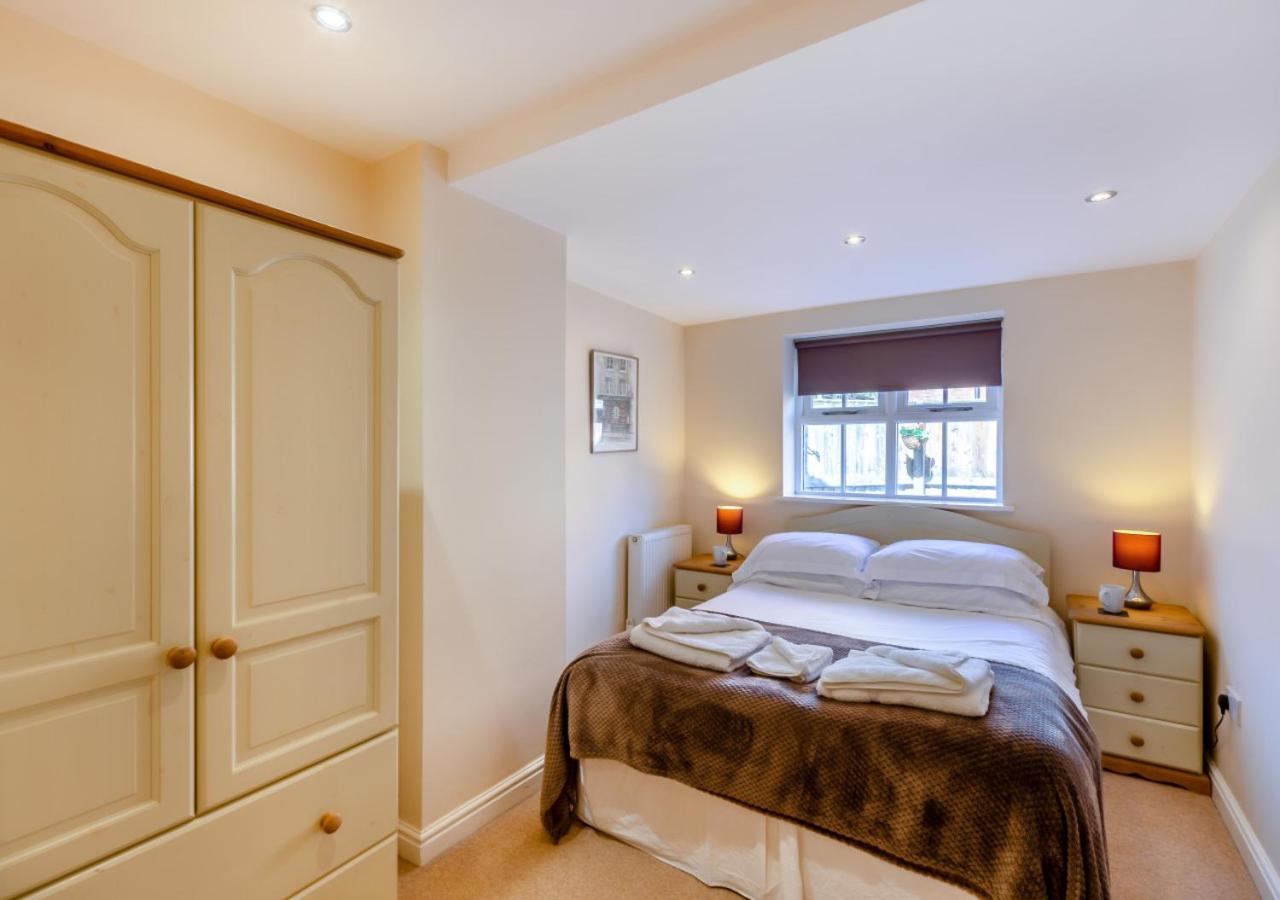 4 Bed in Whitby oc-w089