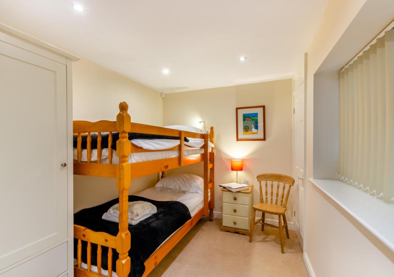 4 Bed in Whitby oc-w089