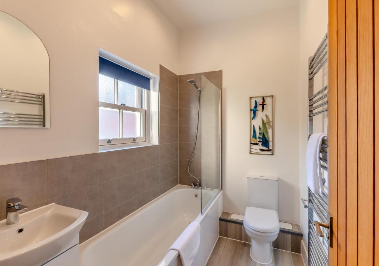 4 Bed in Whitby oc-w089