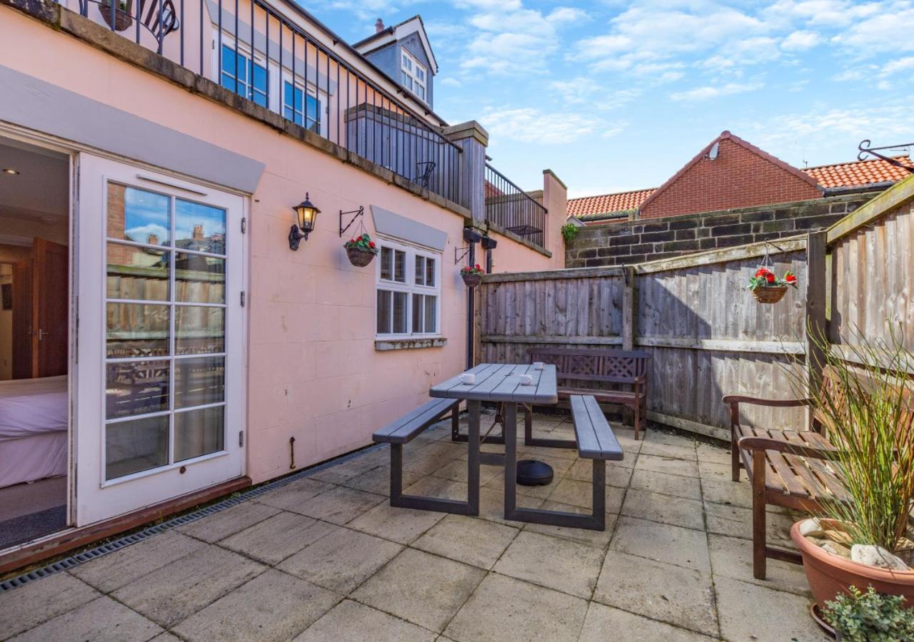 4 Bed in Whitby oc-w089
