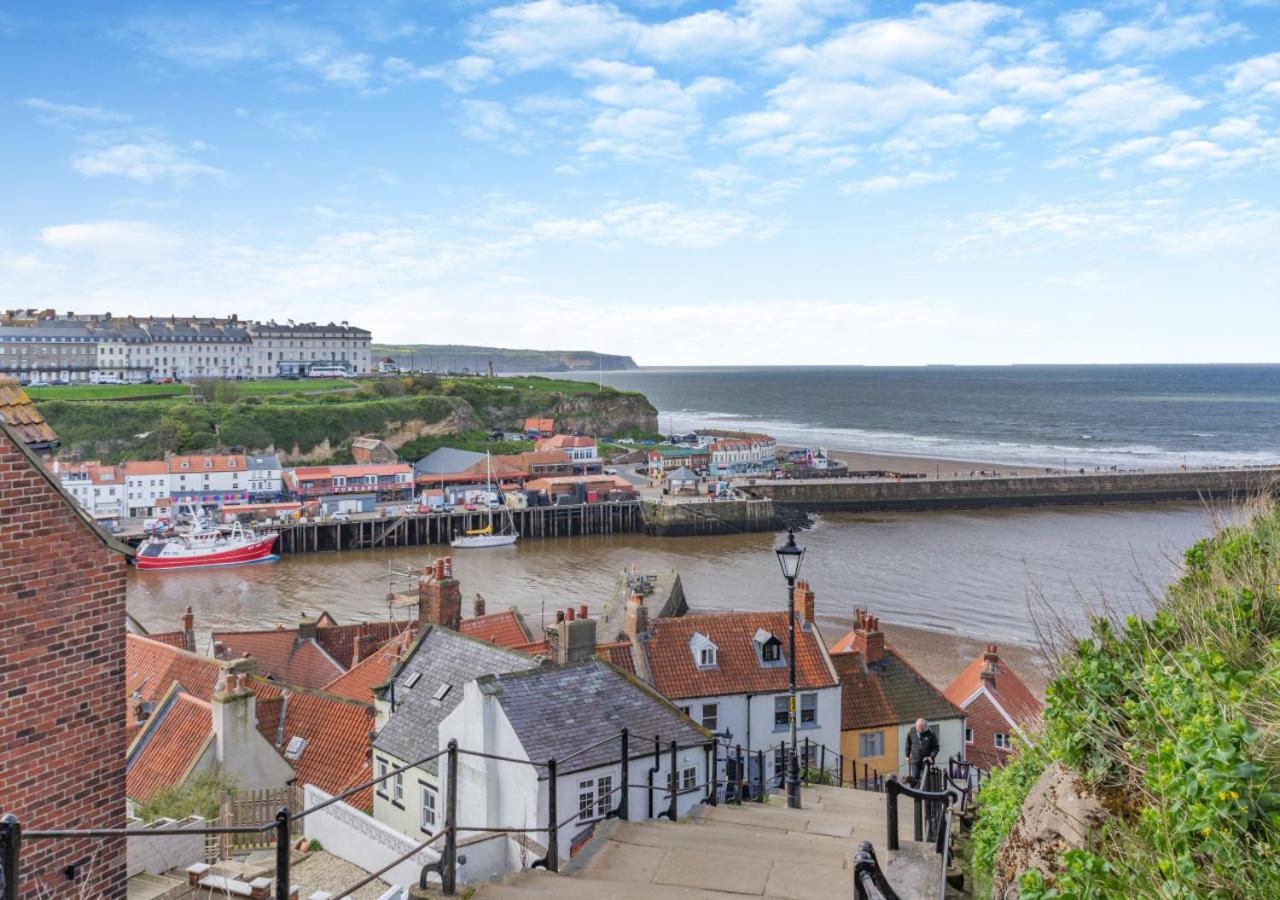 4 Bed in Whitby oc-w089