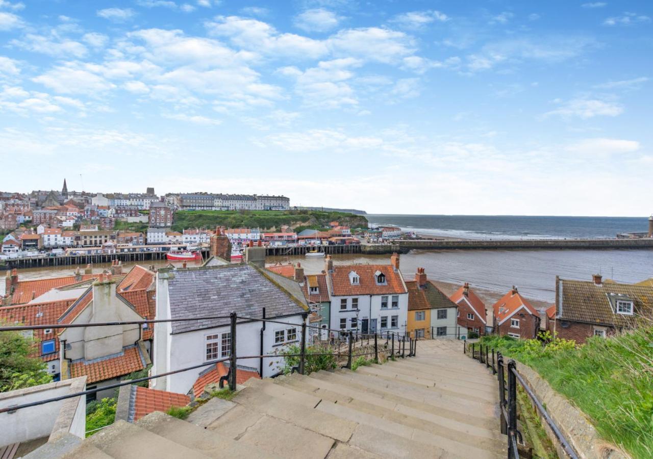 4 Bed in Whitby oc-w089
