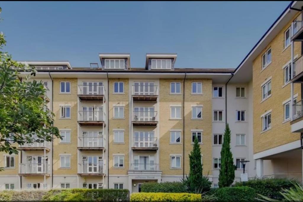 West Drayton Vacations - Lovely 3 bedroom penthouse apartment near Heathrow - Property Image 1