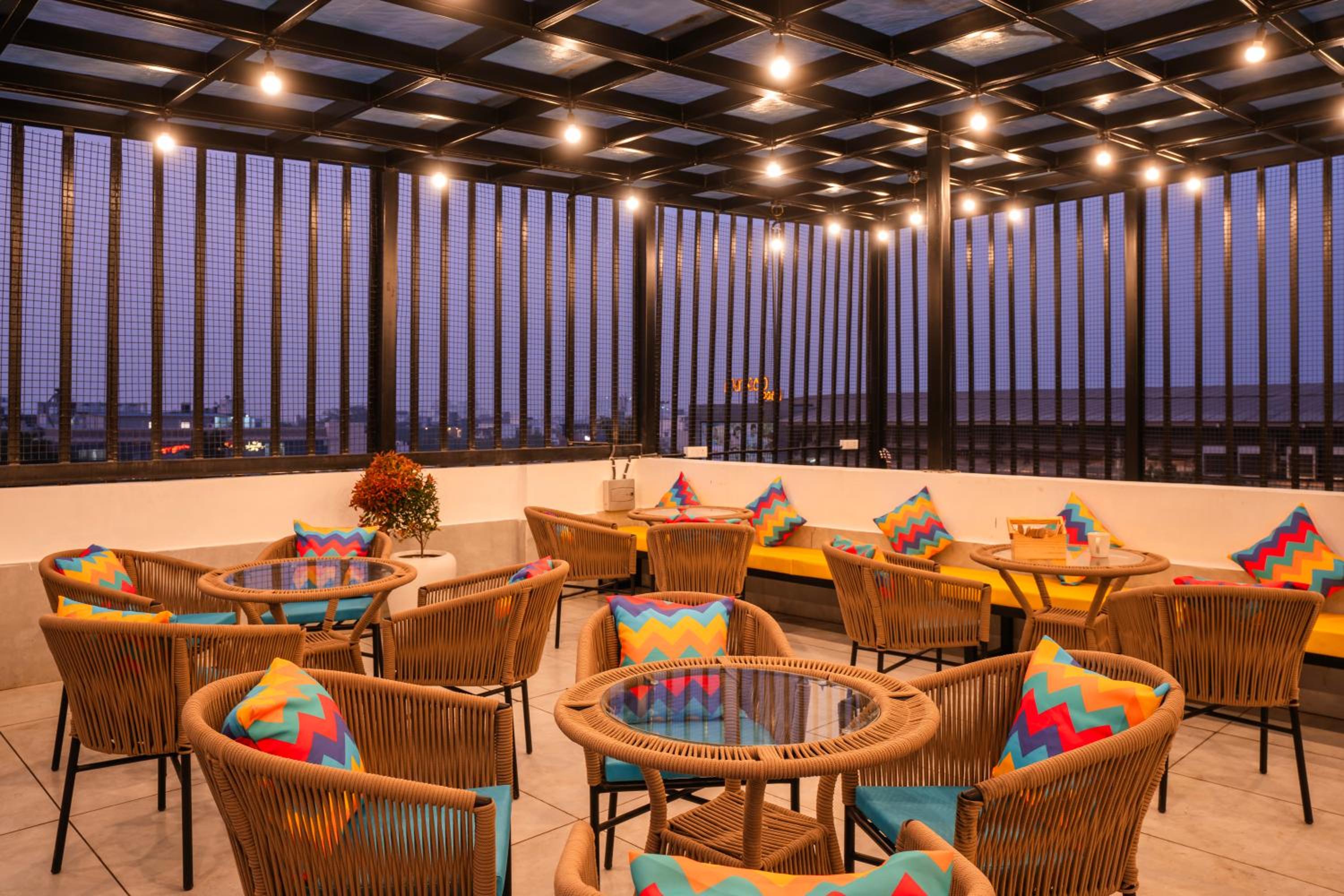 goSTOPS Gurugram, Baani Square PLUS - Private Rooms & Dorms