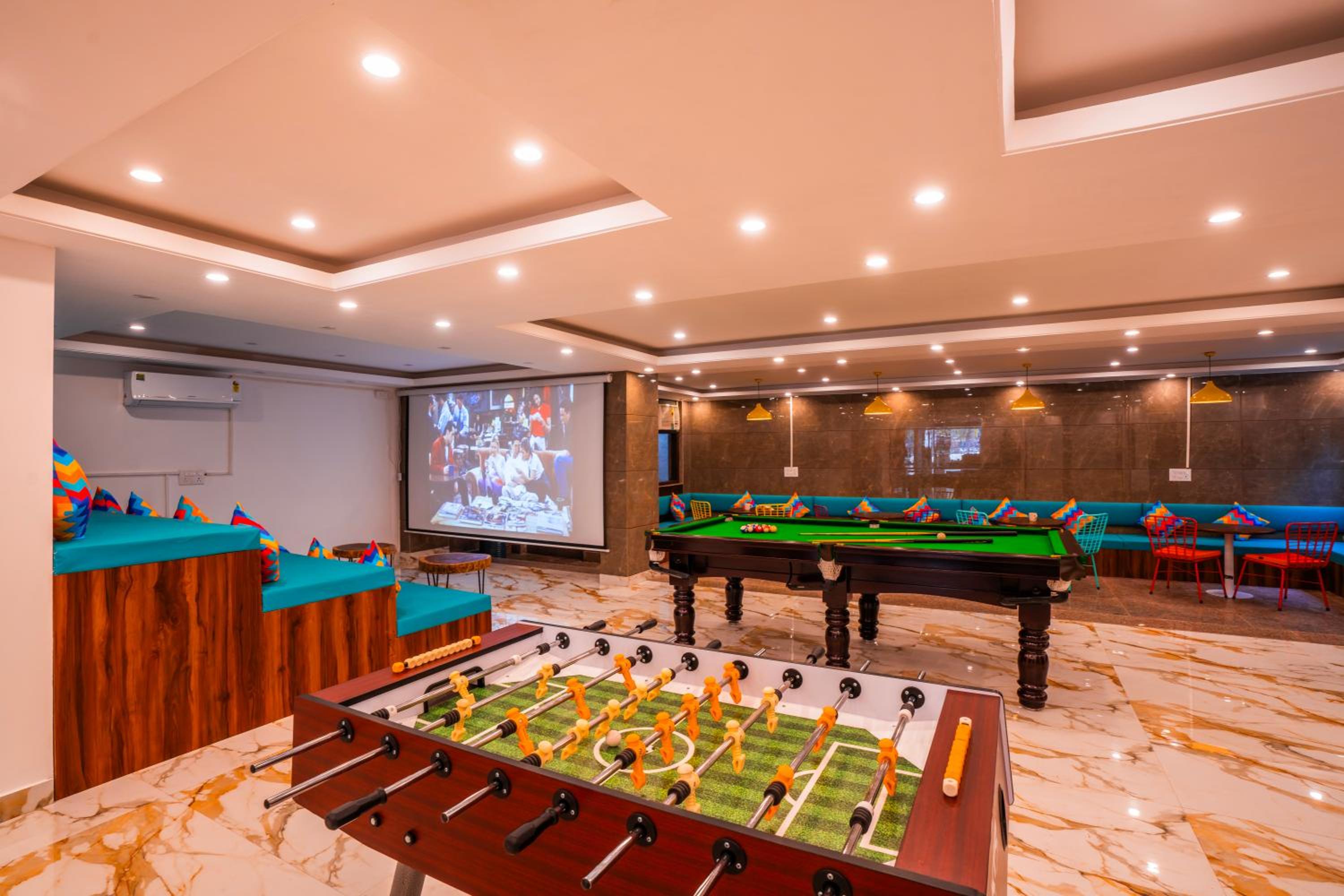 goSTOPS Gurugram, Baani Square PLUS - Private Rooms & Dorms