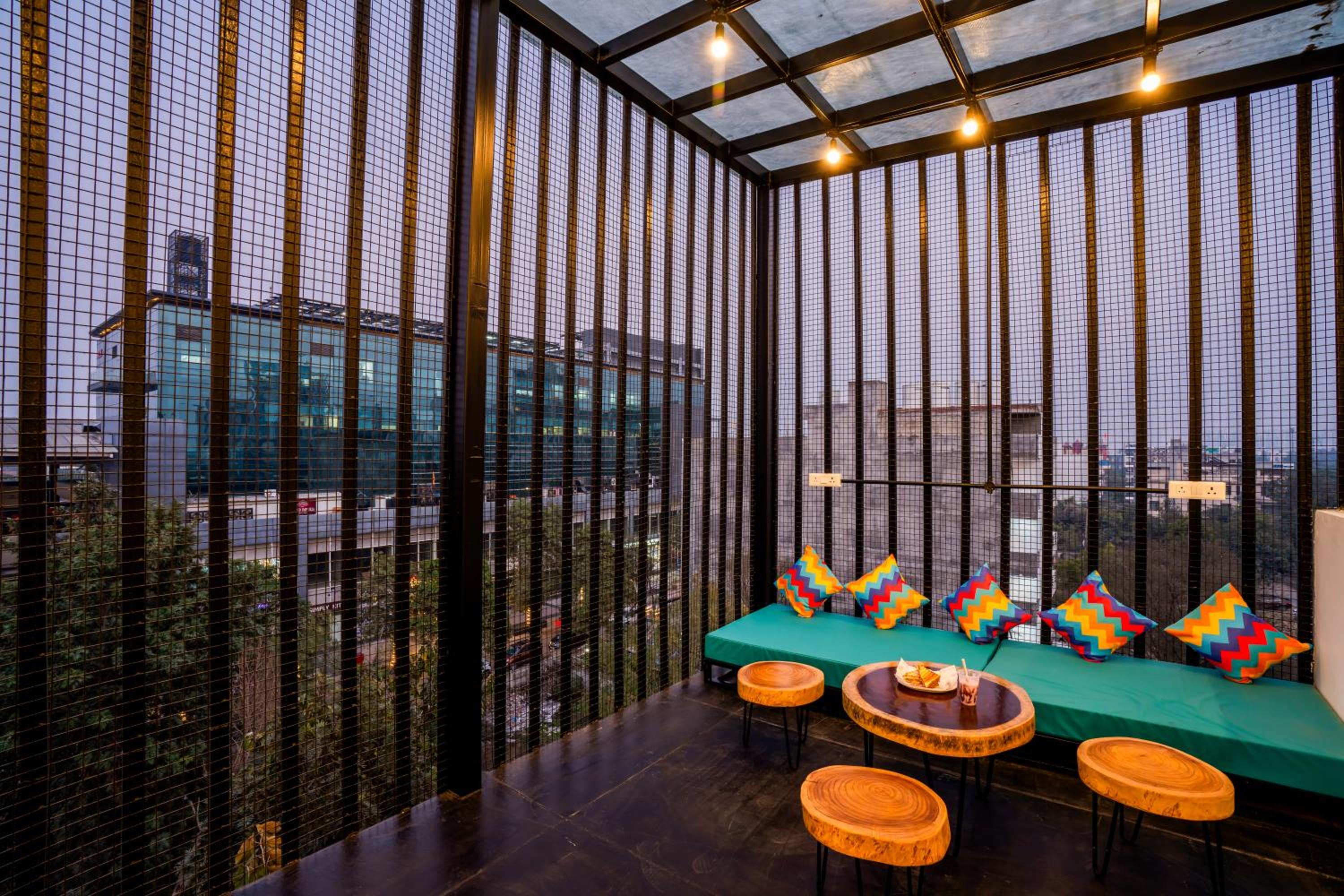 goSTOPS Gurugram, Baani Square PLUS - Private Rooms & Dorms
