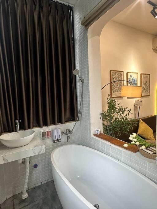 Bathhub Amoureux Chùa Hà