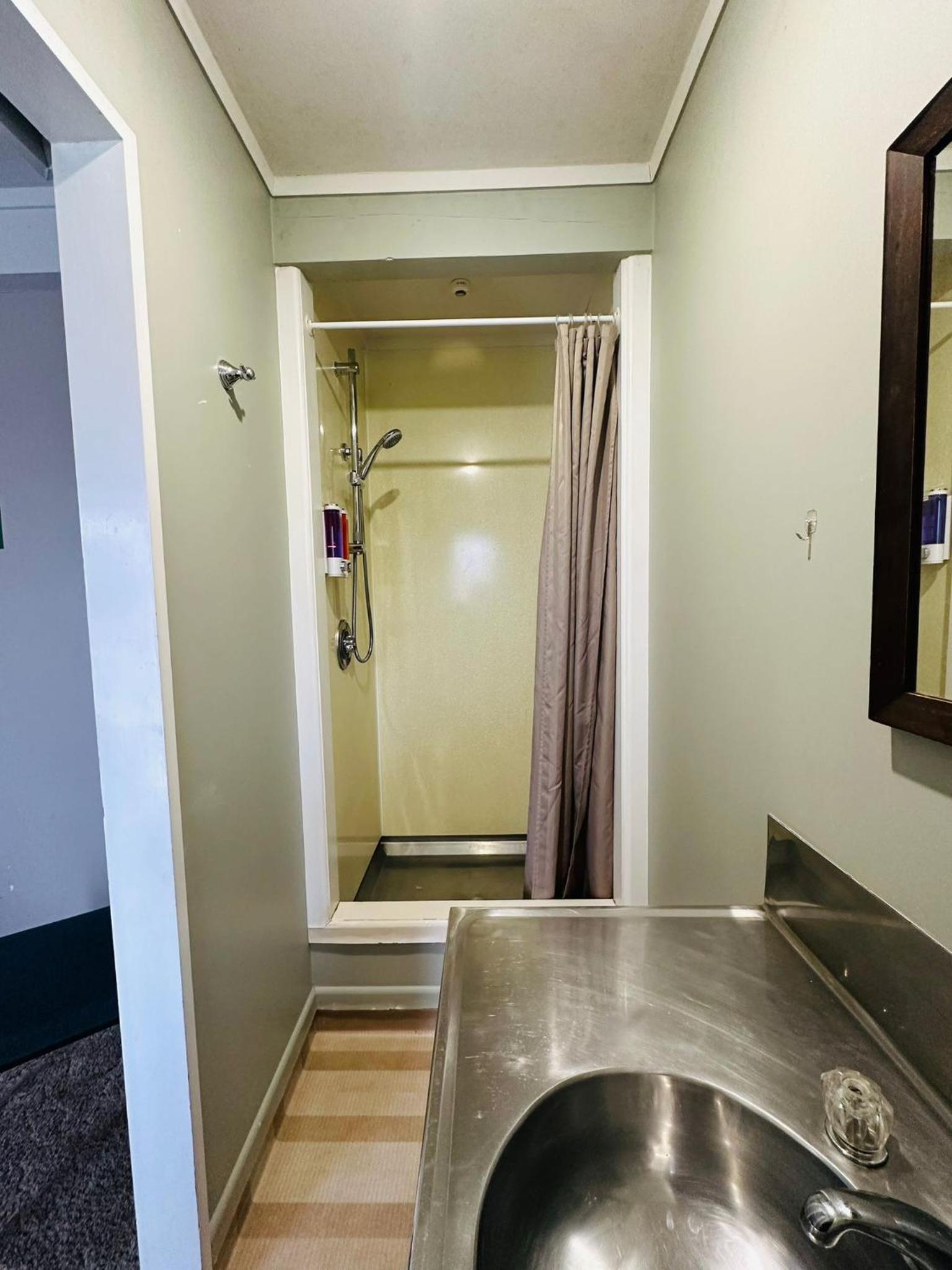 The Crossing Lodge & Backpackers