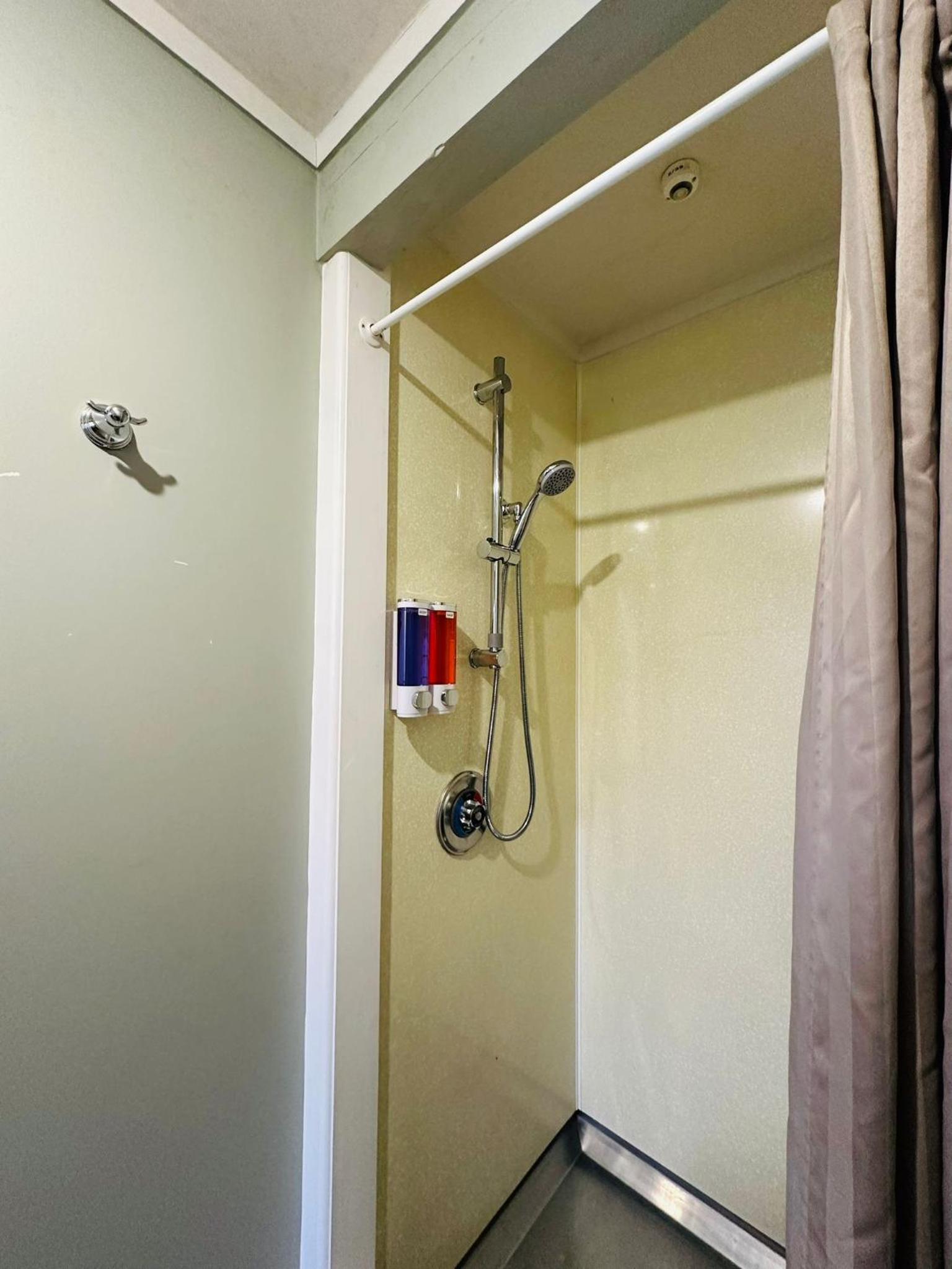 The Crossing Lodge & Backpackers
