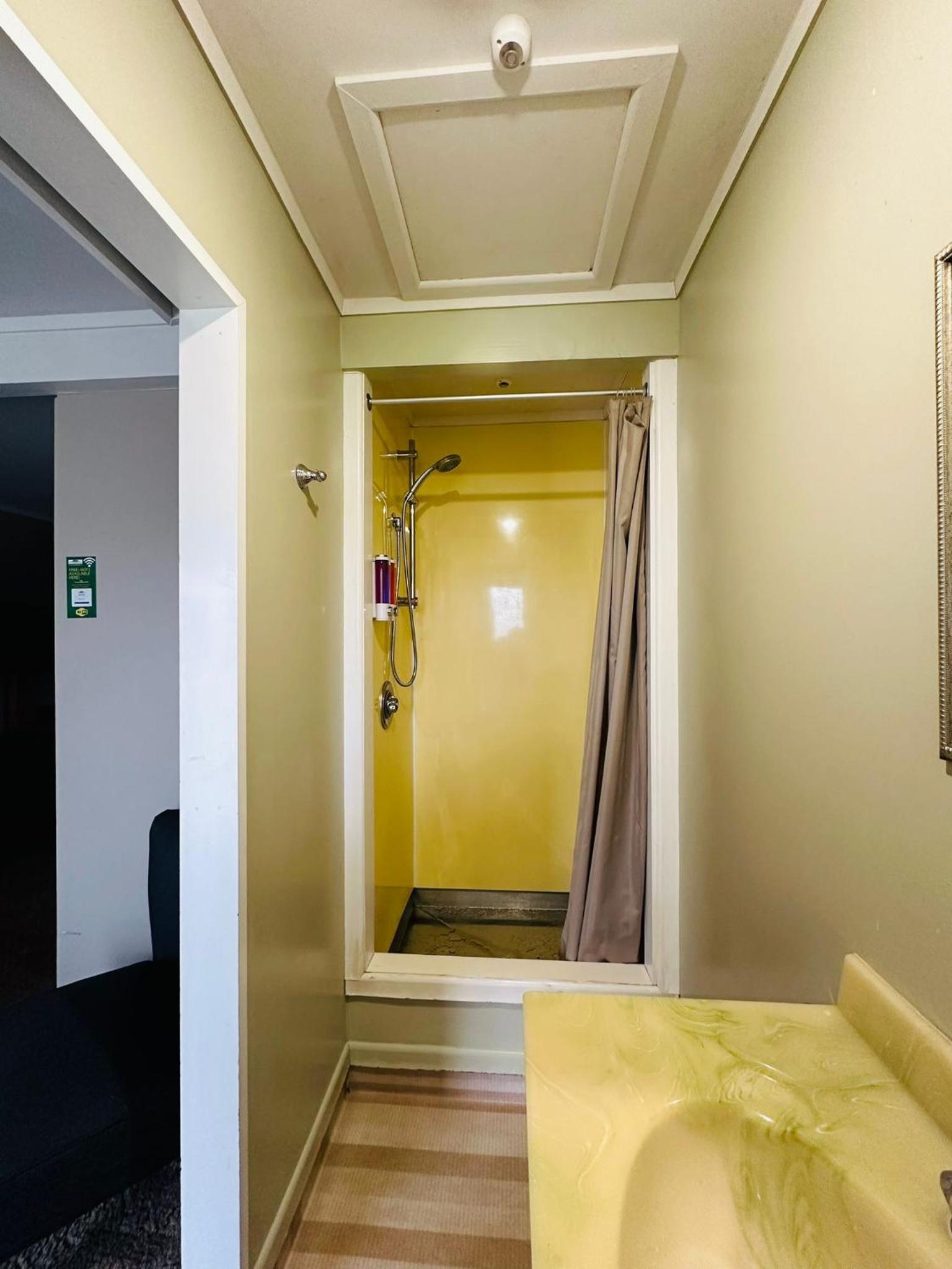 The Crossing Lodge & Backpackers