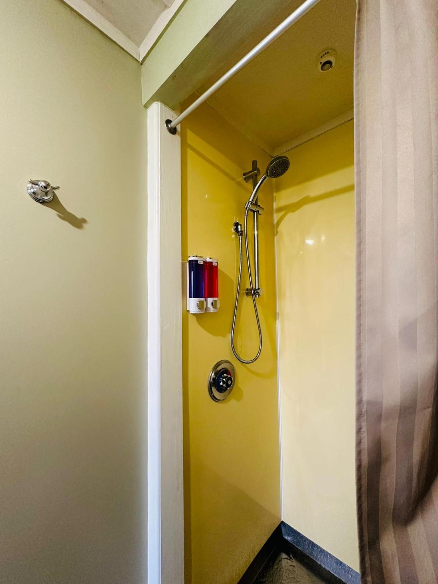 The Crossing Lodge & Backpackers