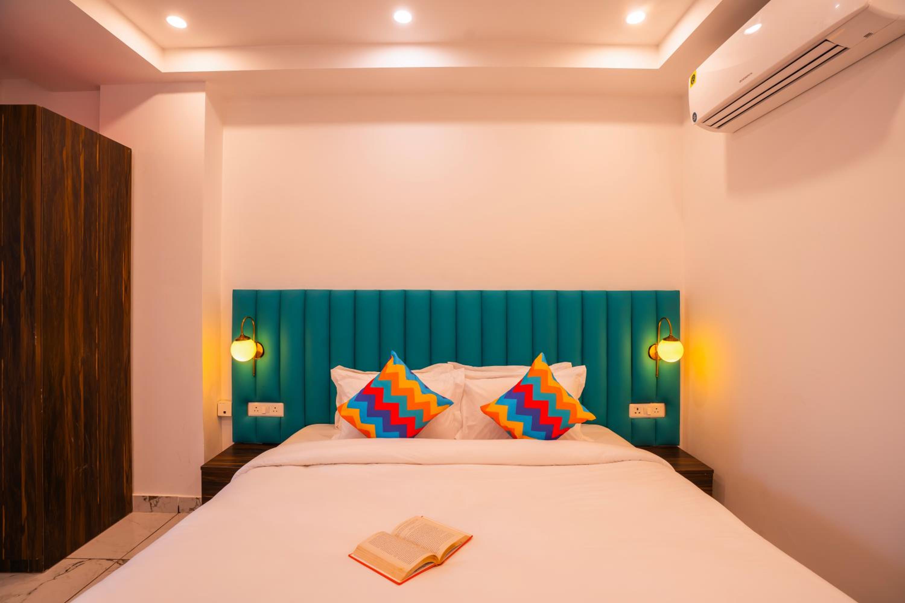 goSTOPS Gurugram, Baani Square PLUS - Private Rooms & Dorms